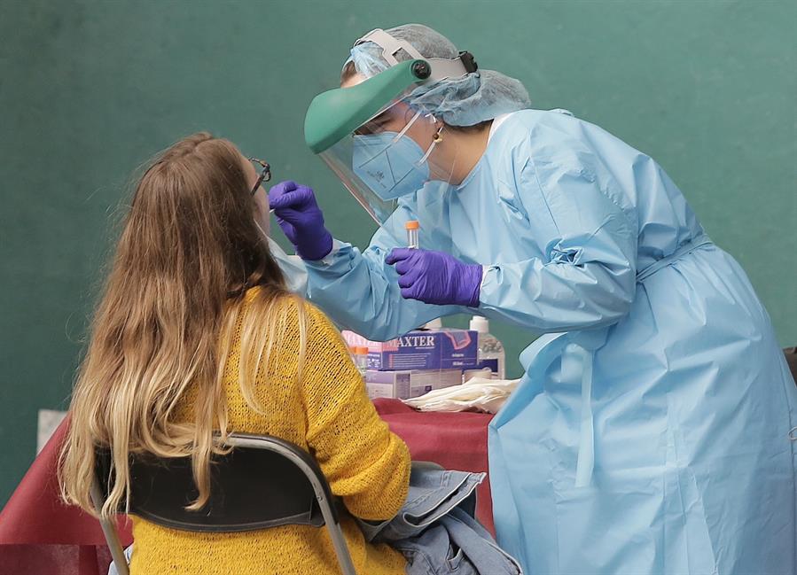 Estudio sobre el covid-19 revela que la inmunidad por los anticuerpos decae "muy rápidamente". (Foto Prensa Libre: EFE)