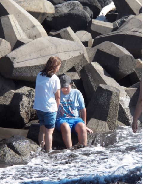 Niño visita el mar