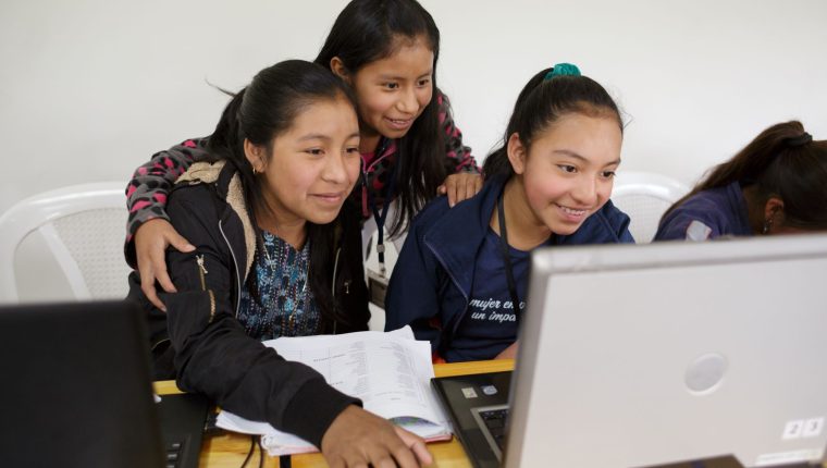 Alumnas del nivel básico del Colegio Impacto de Maia, en Sololá, utilizan computadora por primera vez. Este establecimiento educativo se distingue por brindar una formación holística a mujeres indígenas, única en su tipo. (Foto Prensa Libre, cortesía de Colegio Impacto de Maia)