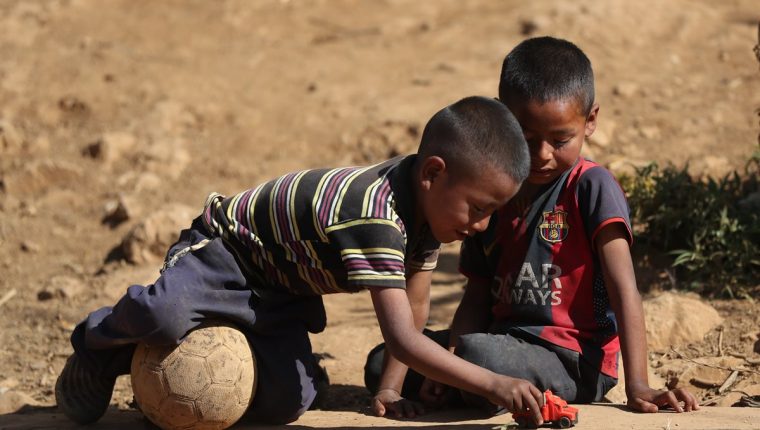 La inversión en niñez y adolescencia ya está retrasada prueba de ello es que miles de niños viven en desnutrición aguda y crónica. Los gobiernos, cada vez que inician funciones, ofrecen proyectos para reducir el mal, pero al pasar los años quedan en el olvido. (Foto Prensa Libre: Hemeroteca PL)