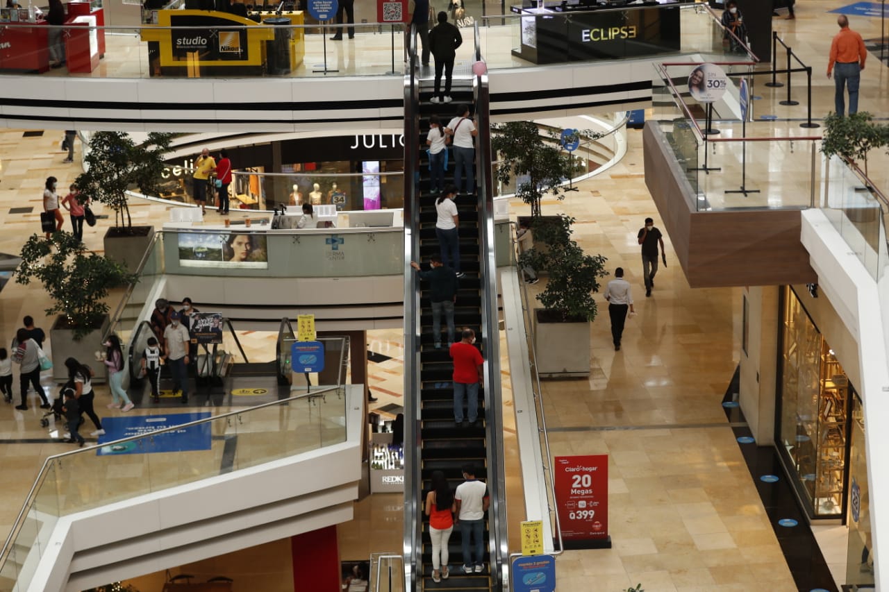 Así es la afluencia de personas en centros comerciales de la zona 10. (Foto Guatevisión: Esbin García)