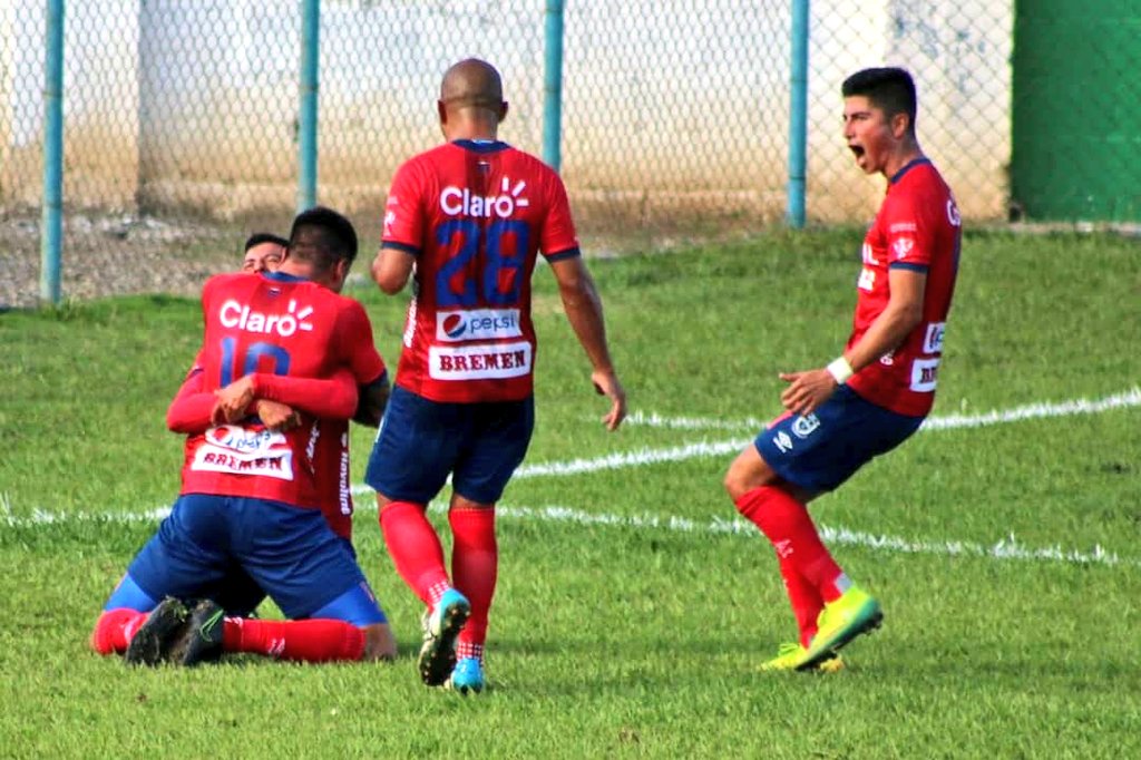 Municipal derrotó a Sanarate con una anotación de Ramiro Rocca y se afianzó en el liderato de la tabla de clasificación. (Foto Prensa Libre: Luis Santiago Martínez)