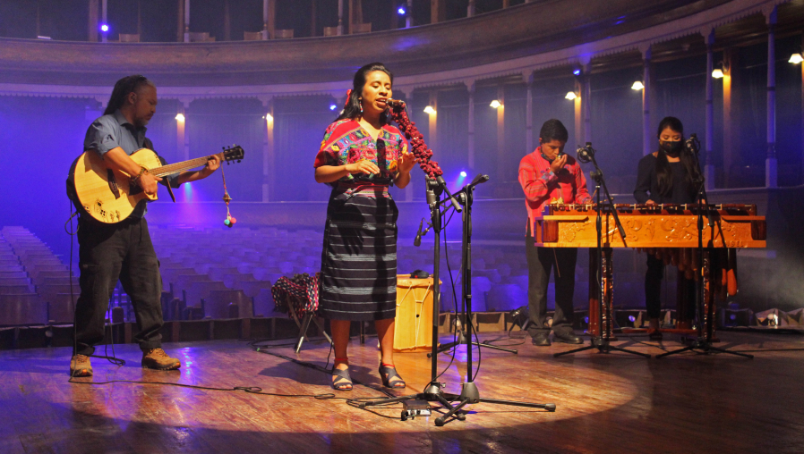 "La Siguanaba" es el nuevo sencillo de Sara Curruchich y está acompañado de un video grabado en directo en el Teatro Municipal de Quetzaltenango (Guatemala). (Foto Prensa Libre: Cortesía Sara Curruchich)