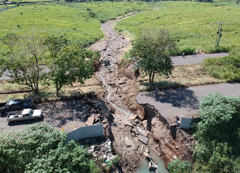 Vista área del socavamiento que se ubica en el kilómetro 64.5 de la ruta que conecta a la autopista de puerto Quetzal, Escuintla, y la carretera a Taxisco, Santa Rosa. (Foto Prensa Libre: Carlos E. Paredes)