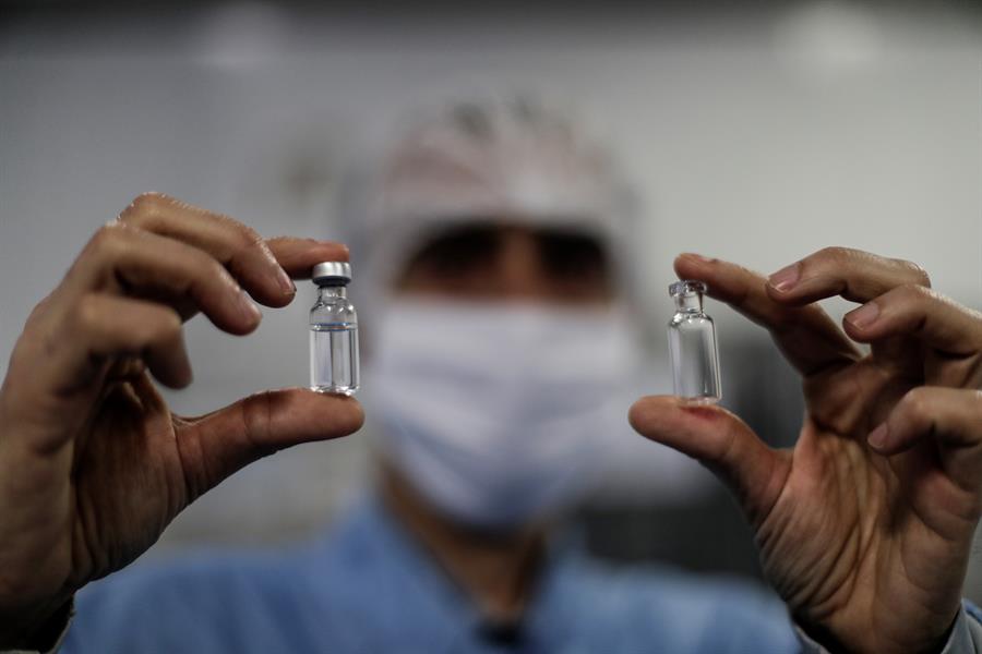 Vista de dos ampollas con muestras de la vacuna de Oxford, en el laboratorio de BioManguinhos, el instituto de producción de inmunobiológicos de la Fundación Oswaldo Cruz, en Río de Janeiro (Brasil). (Foto Prensa Libre: EFE)