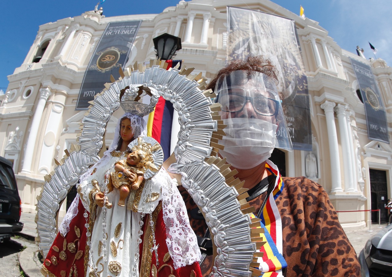 Miles de guatemaltecos veneran a la Virgen del Rosario. (Foto Prensa Libre: Esbin García)