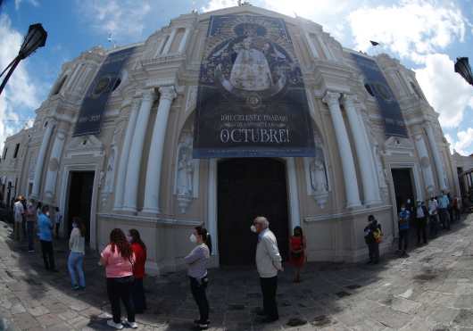 Personas de todas las edades asisten a la Iglesia Santo Domingo para venerar a la Virgen del Rosario. (Foto Prensa Libre: Esbin García)