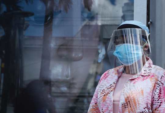 Los devotos guatemaltecos pueden ingresar al templo y no deben quitarse la mascarilla. (Foto Prensa Libre: Esbin García)