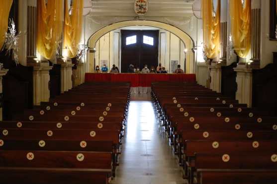 Las bancas de la Iglesia Santo Domingo tienen marcado los lugares que se pueden utilizar. (Foto Prensa Libre: Esbin García)