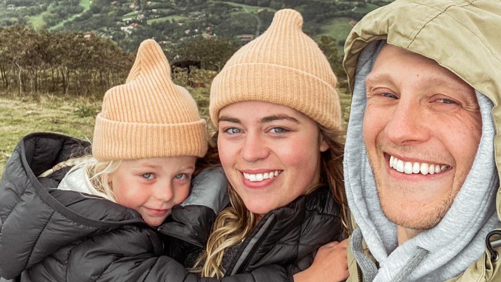 Meg, Josh y su hija Marlowe viven con la energía solar de su Mercedes Sprinter de 6,9 metros por 2 metros. (Foto Prensa Libre: this_mother_life)