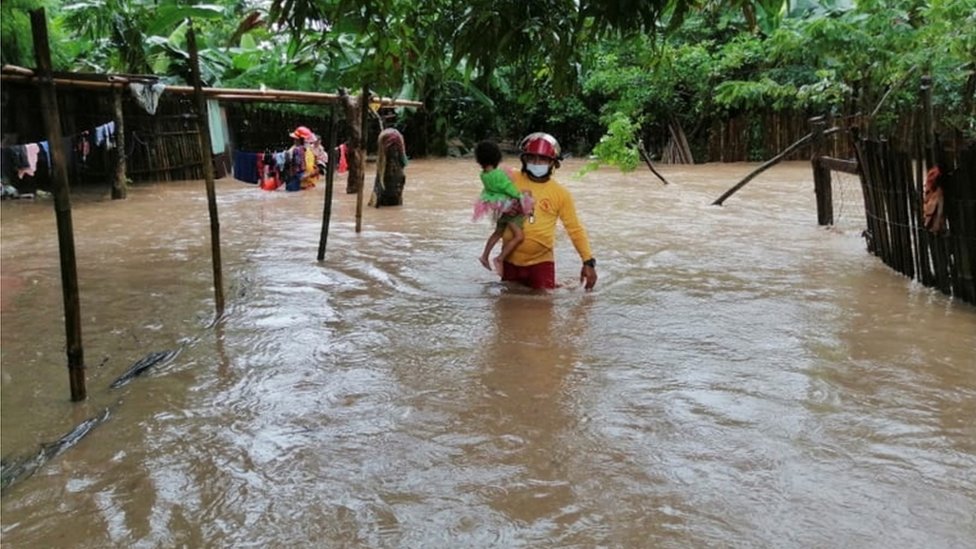 Este lunes ya algunas comunidades en Honduras se habían visto afectadas por el huracán Eta. EPA