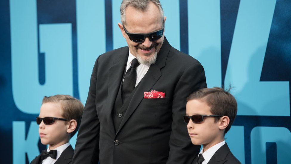 Miguel Bosé con sus dos hijos biológicos. GETTY IMAGES