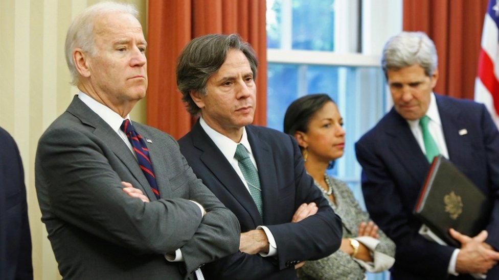 Antony Blinken (segundo a la izquierda) y John Kerry (derecha) figuran entre los nombres anunciados para puestos clave del gobierno de Biden.