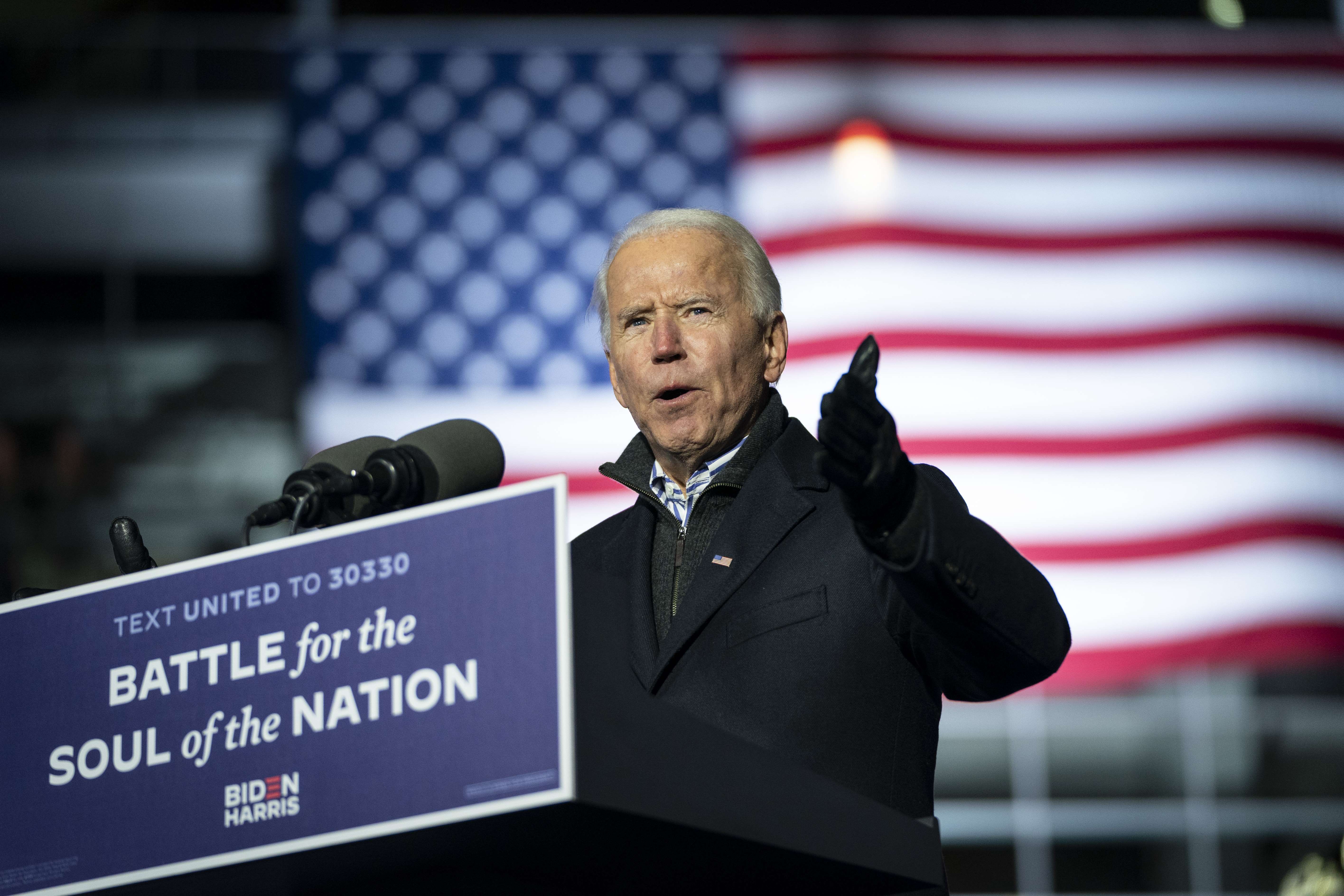 Joe Biden se dirige al público en Heinz Field en Pittsburgh, Pensilvania. (Foto Prensa Libre: AFP)