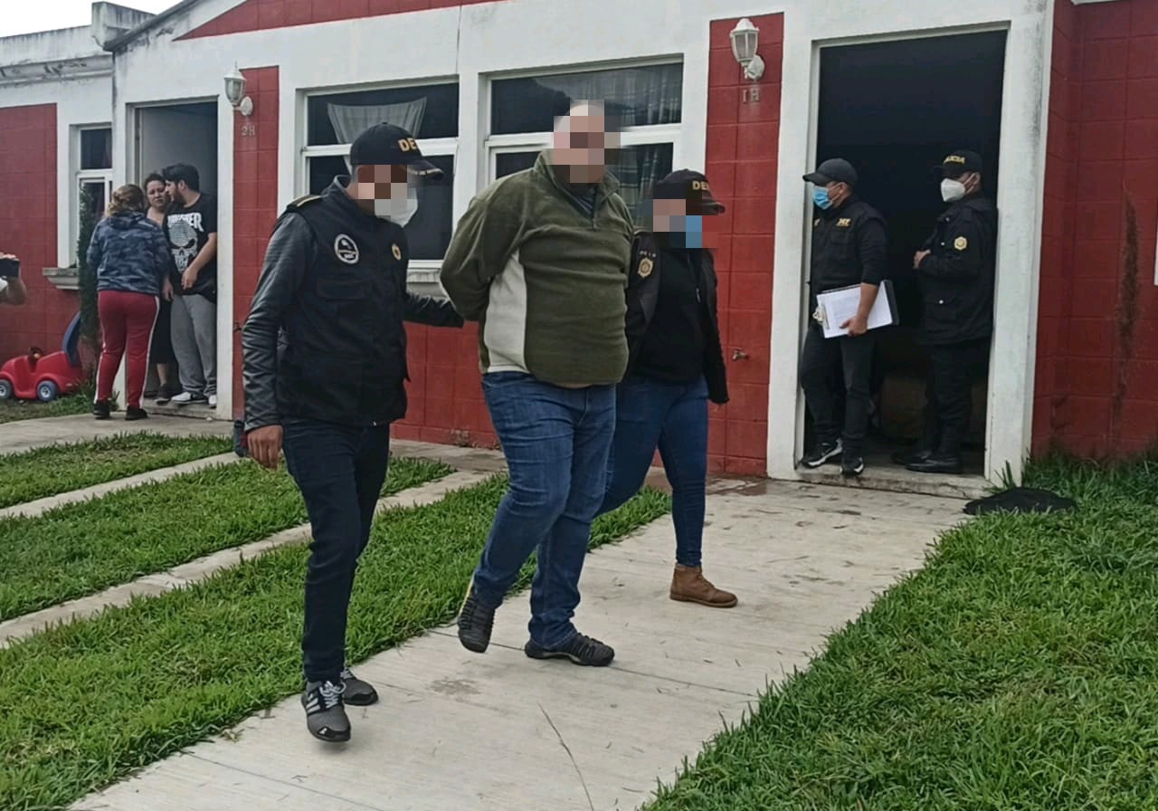 Fiscales del MP y agentes de la PNC hacen varios allanamientos en busca de robacarros. (Foto Prensa Libre: Cortesía PNC)