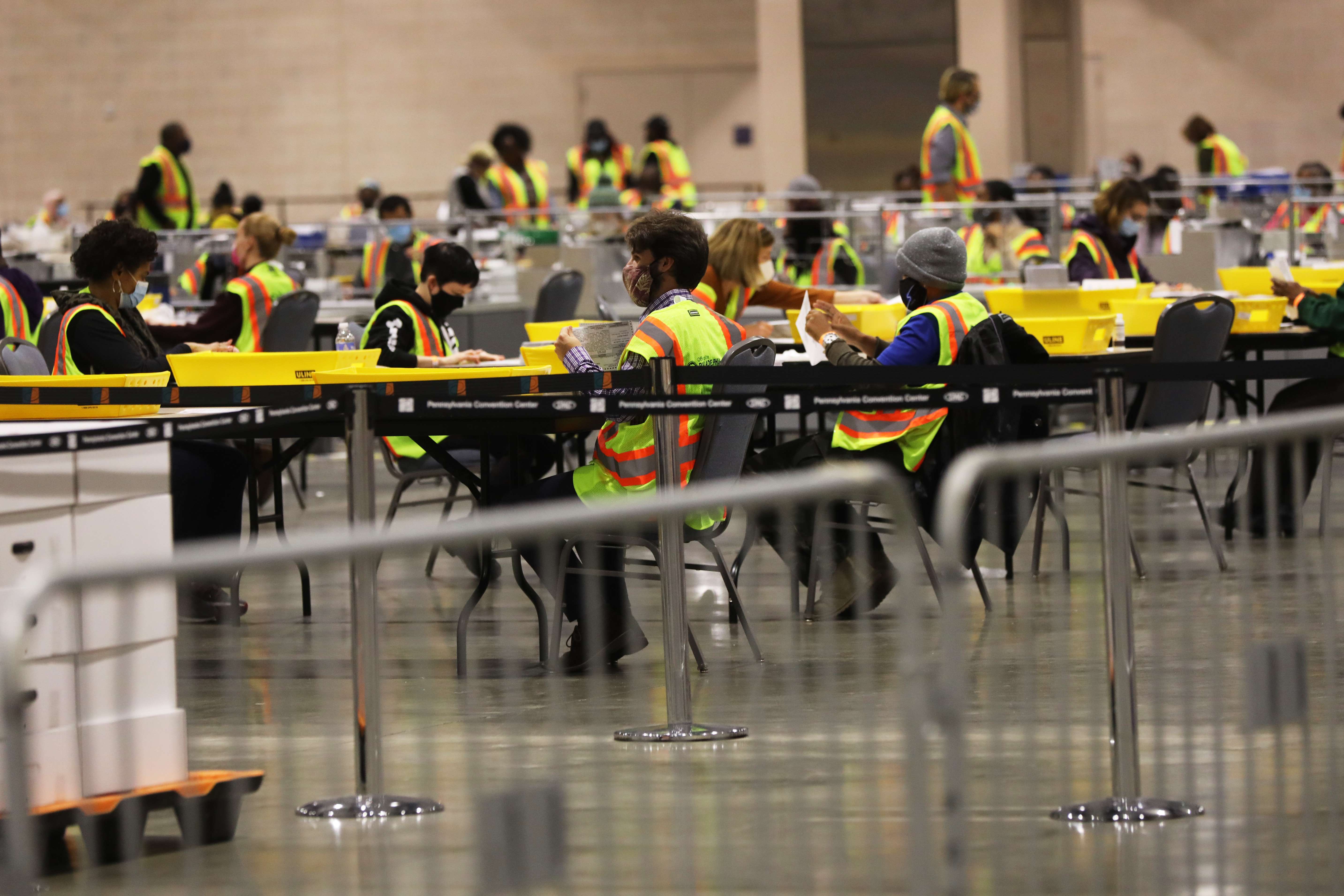 Agentes electorales cuentan votos en Filadelfia, Pensilvania. (Foto Prensa Libre: EFE)