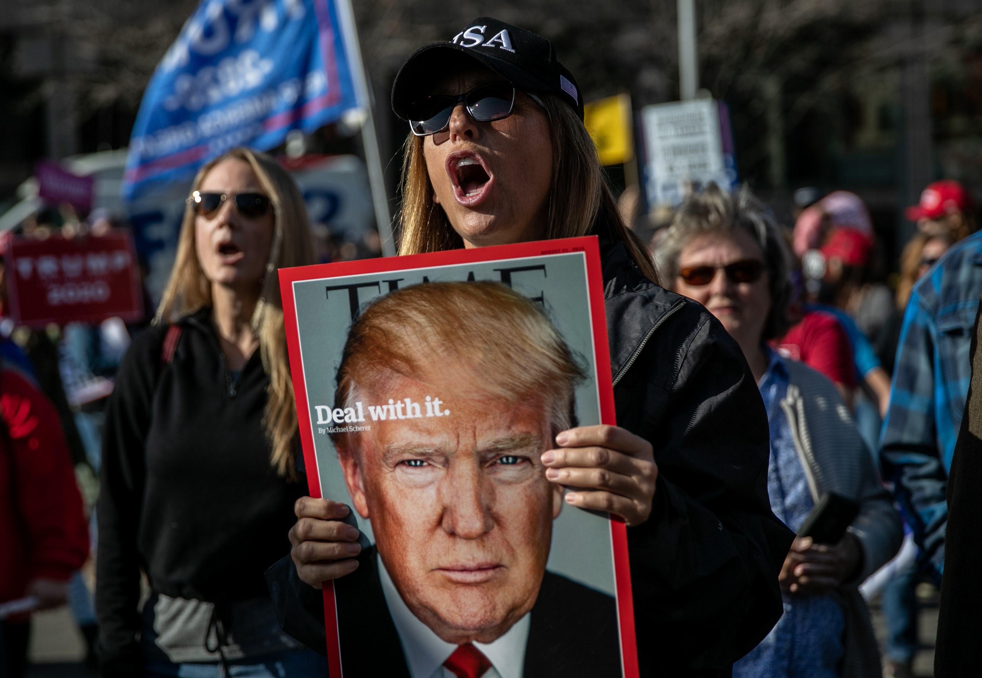 Los partidarios de Trump se reúnen para una manifestación fuera del centro TCF el 6 de noviembre de 2020 en Detroit, Michigan. (Foto Prensa Libre: AFP)