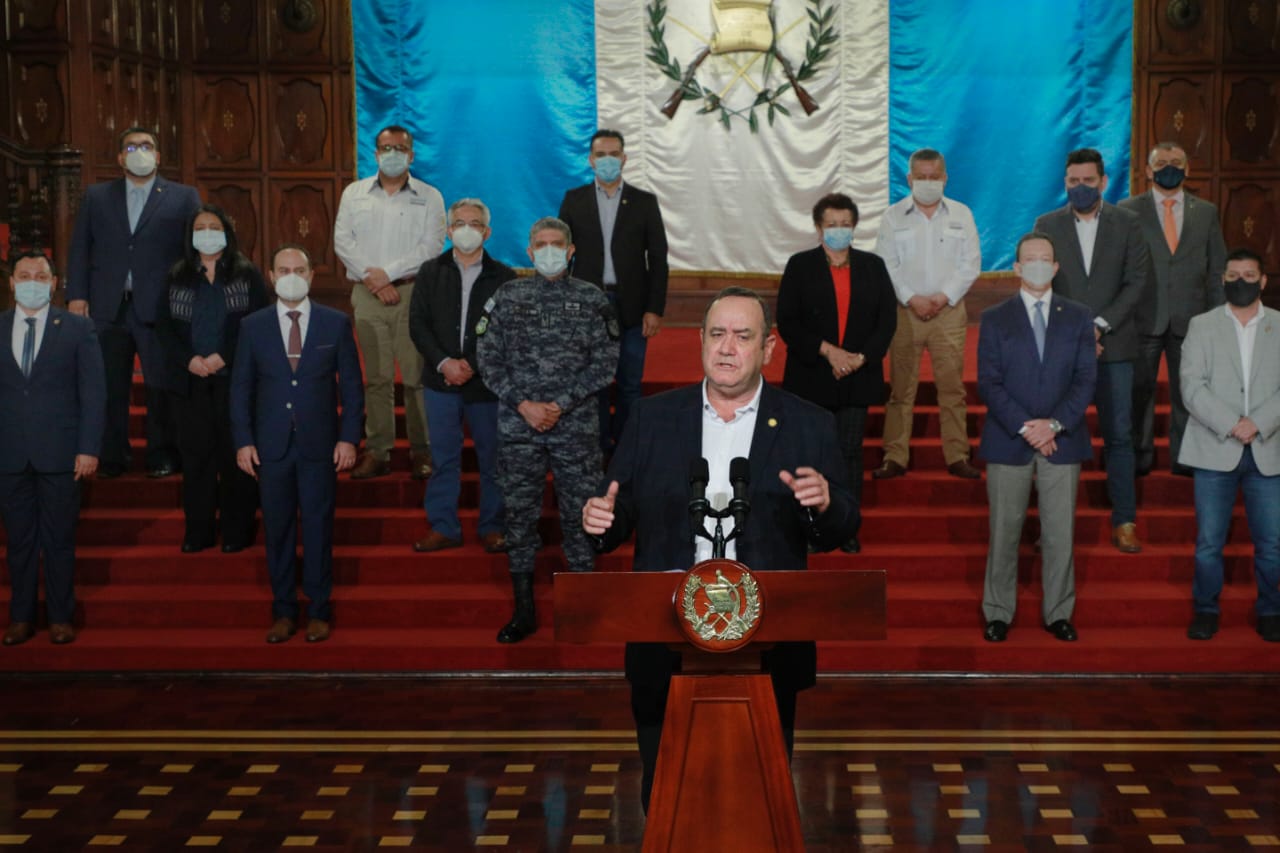 Para los analistas, no se puede justificar endeudamiento cuando no se traduce en una mejora para la población. Giammattei defendió el presupuesto este viernes 20 de noviembre. (Foto Prensa Libre: Presidencia)