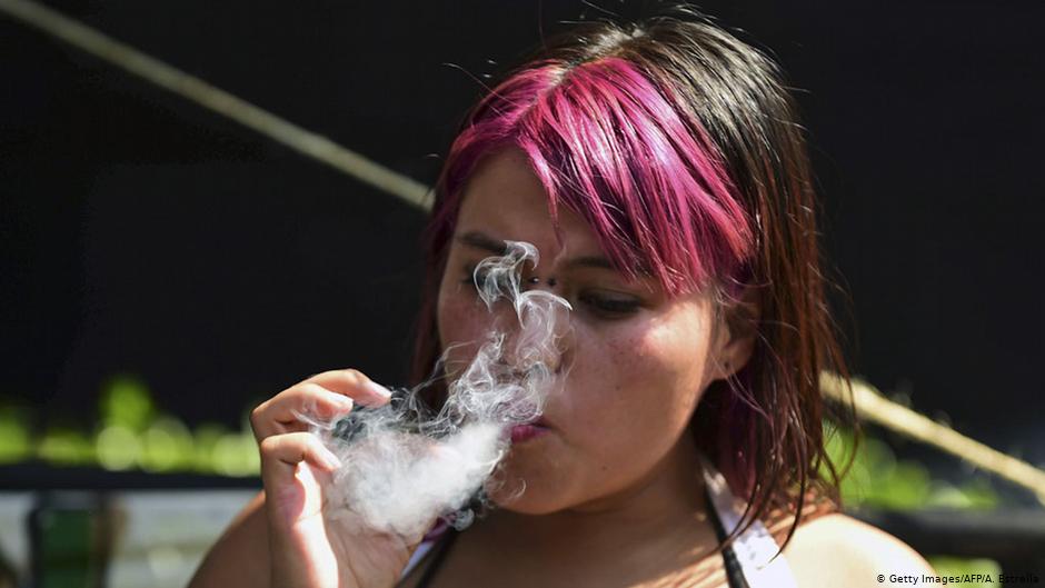 En México podría consumirse marihuana con fines recreativos y poseerla en cantidades de 5 a 28 gramos.