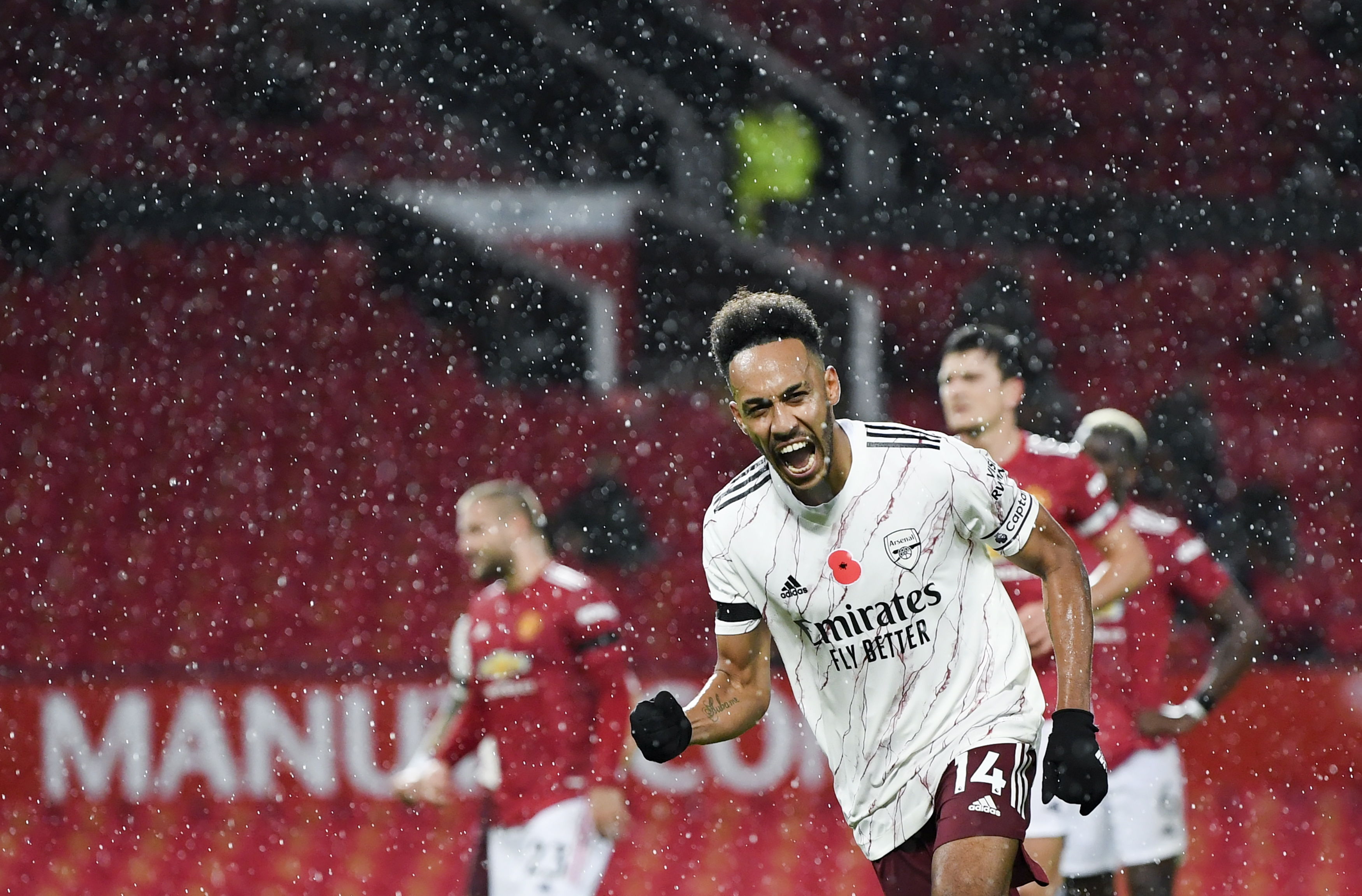 Pierre-Emerick Aubameyang de el Arsenal fue uno de los anotadores del juego en el que el Arsenal derrotó al Manchester United en el Old Trafford. (Foto Prensa Libre: EFE)