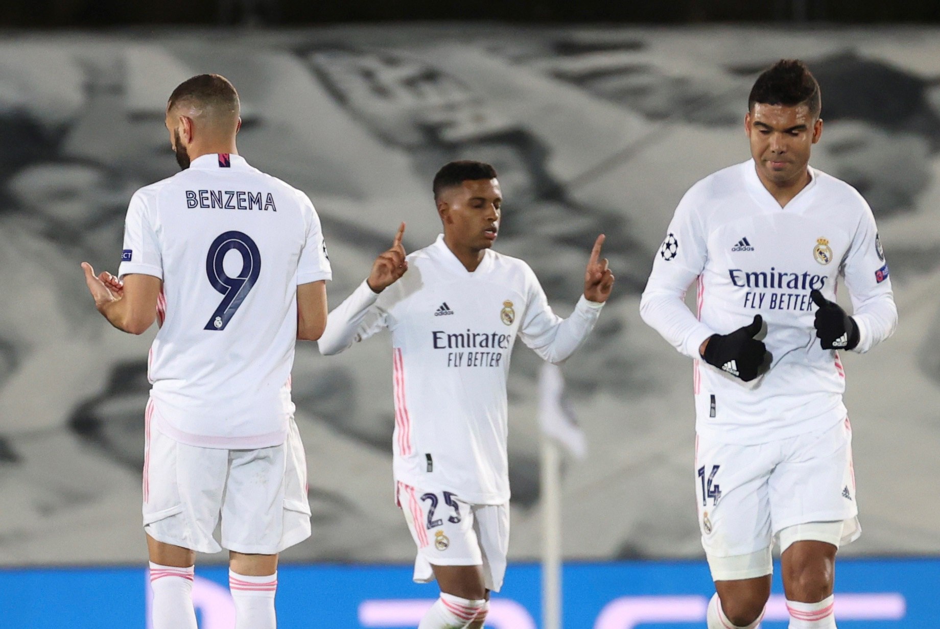 El centrocampista del Real Madrid Rodrygo (c) celebra tras marcar el tercer gol ante el Inter de Milán. (Foto Prensa Libre: EFE)