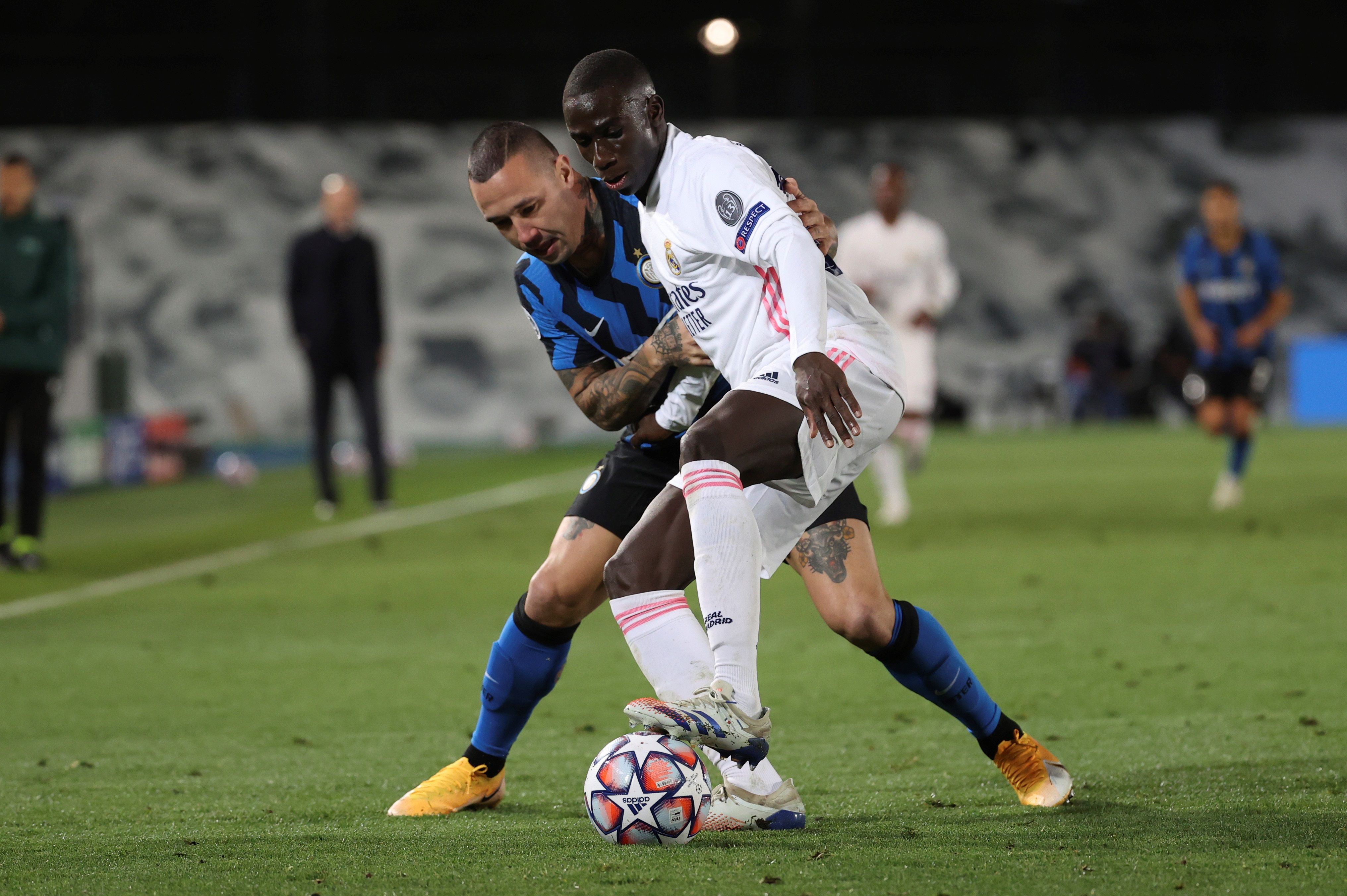 El defensa del Real Madrid, Ferland Mendy y Radja Nainggolan, del Inter de Milán, durante el juego pasado en España. Foto Prensa Libre: EFE.