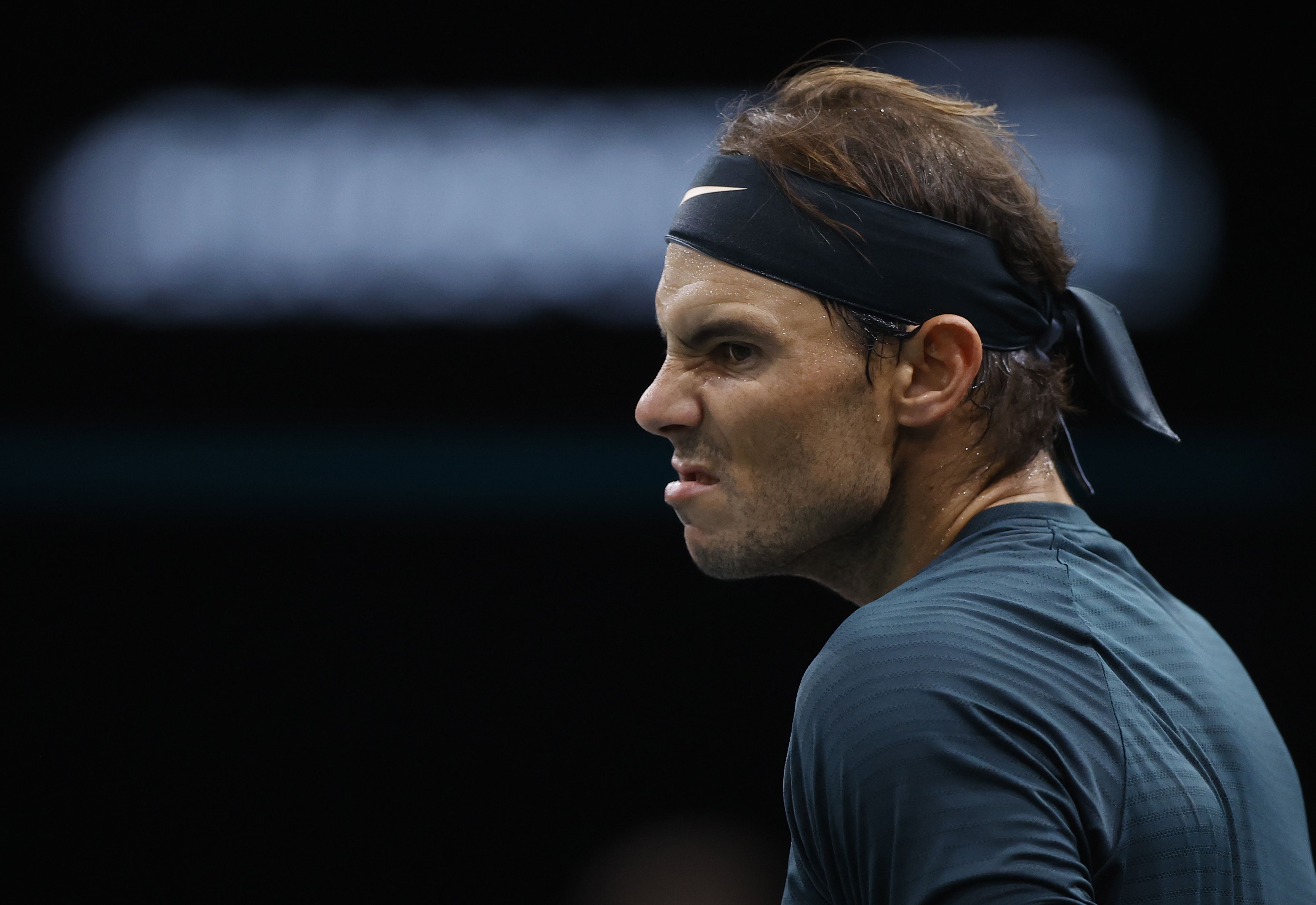 Rafael Nadal no pudo acceder a la final del Masters 1000 de París, tras caer en la semifinal ante el alemán Alexander Zverev. (Foto Prensa Libre: EFE)