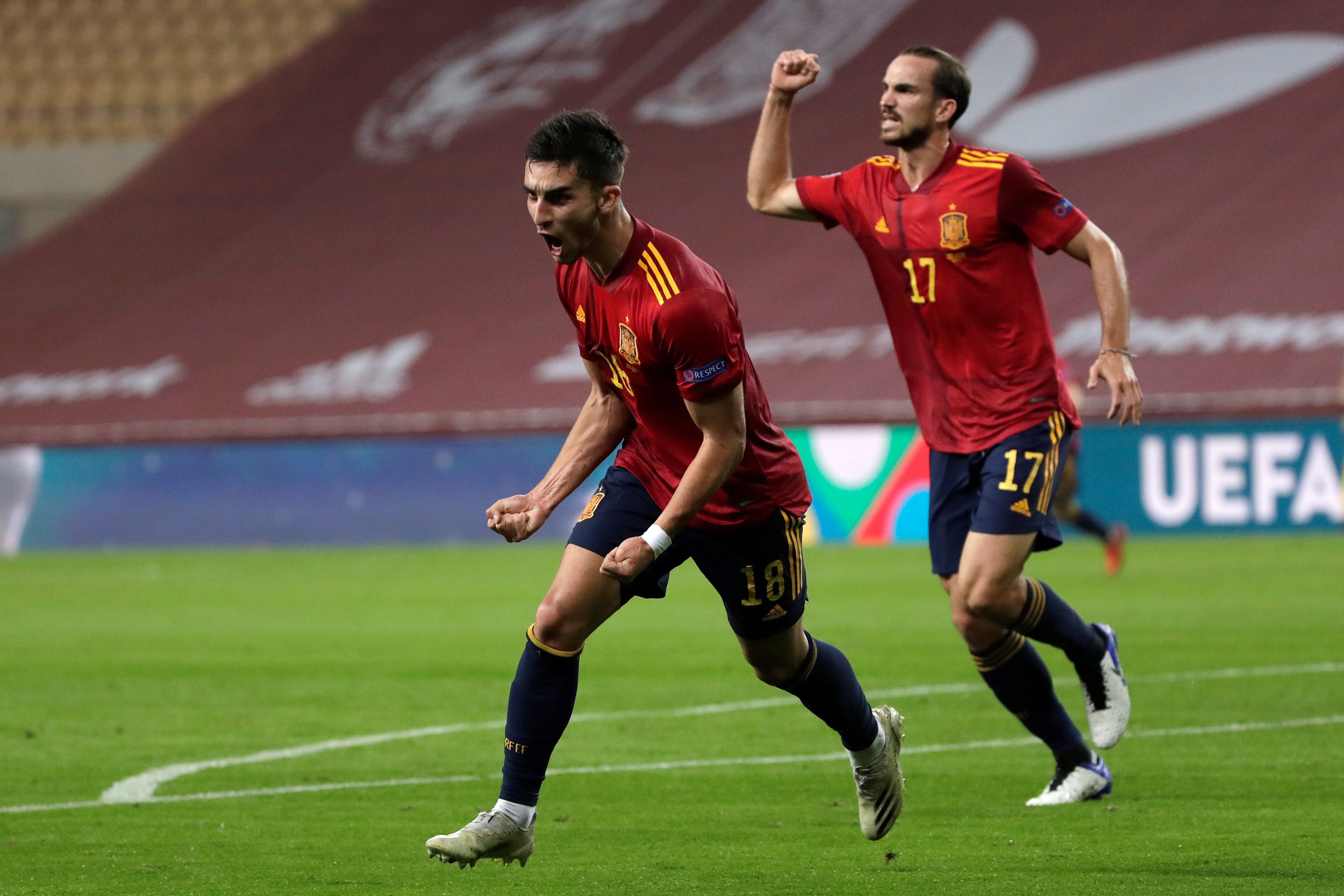 El jugador español Ferrán Torres (i) celebra junto a su compañero Fabián Ruiz (d) tras marcar el segundo gol de su equipo durante el partido de la sexta jornada del grupo 4 de la primera fase de la Liga de las Naciones que las selecciones de España y Alemania. (Foto Prensa Libre: EFE)