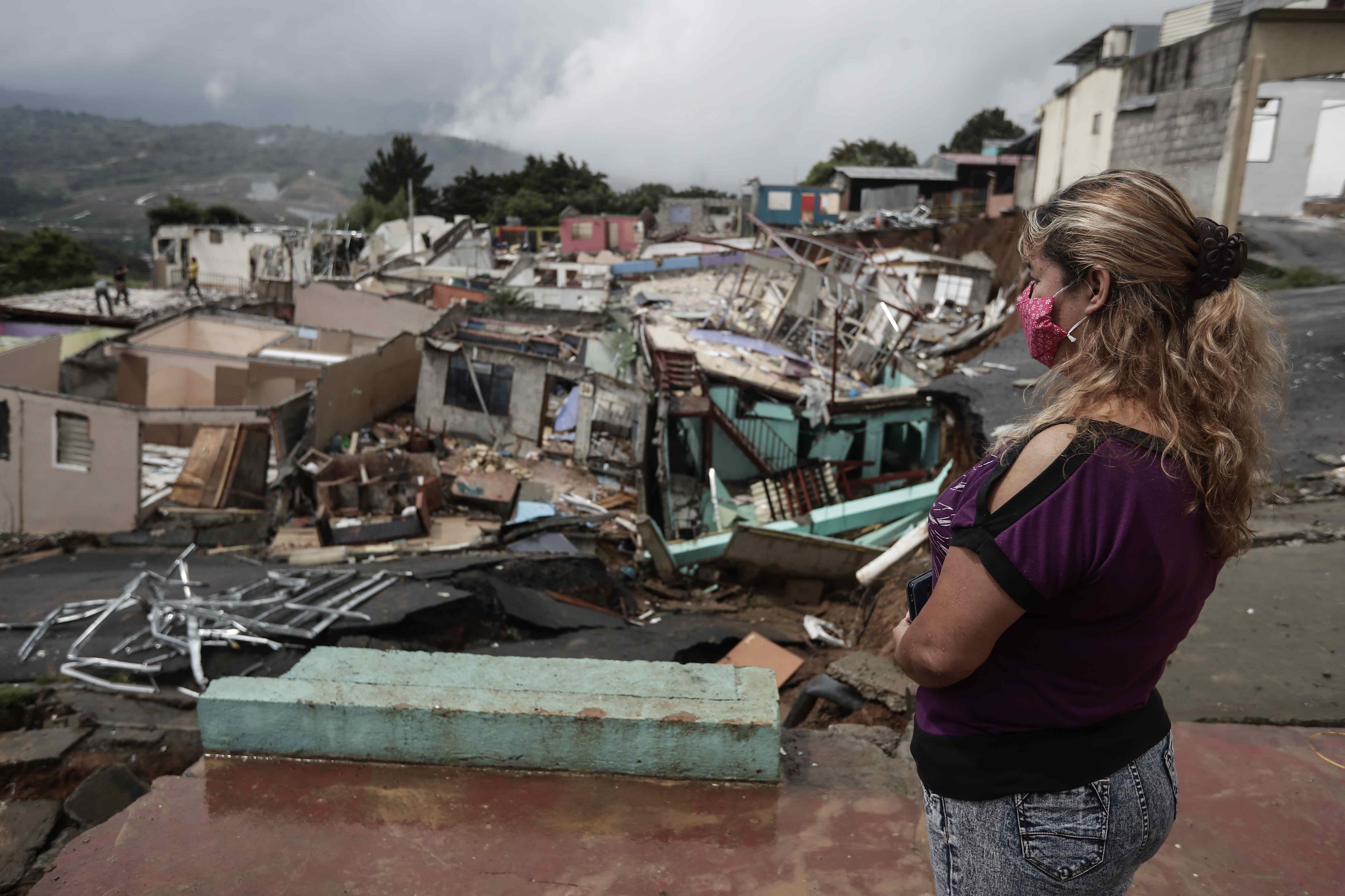 Jenny Duarte ve su casa destruida en Barrio Valladolid, San José, Costa Rica (Foto Prensa Libre:EFE)