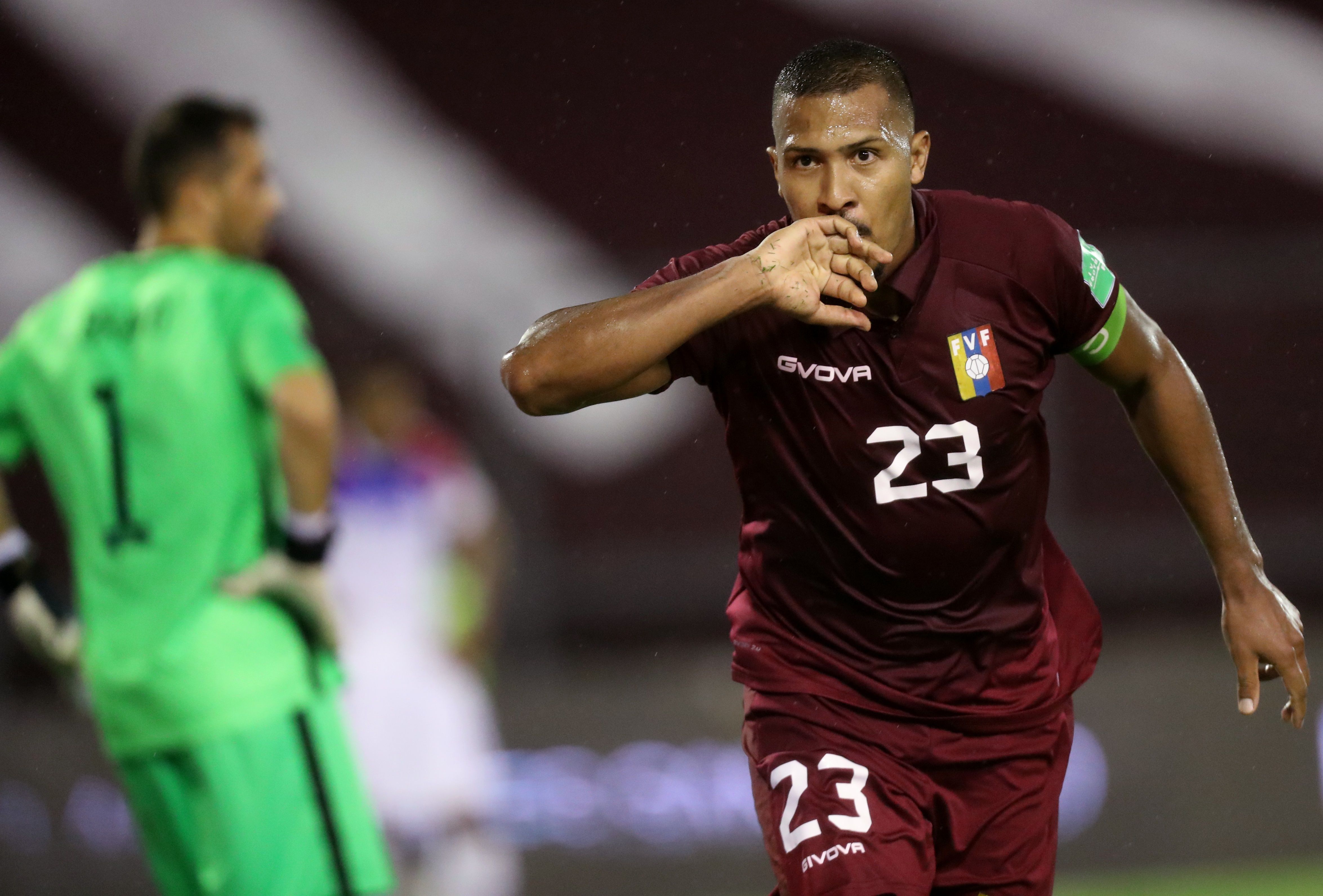 El jugador Salomón Rondón fue vital para la victoria ante Chile. Foto Prensa Libre: EFE.