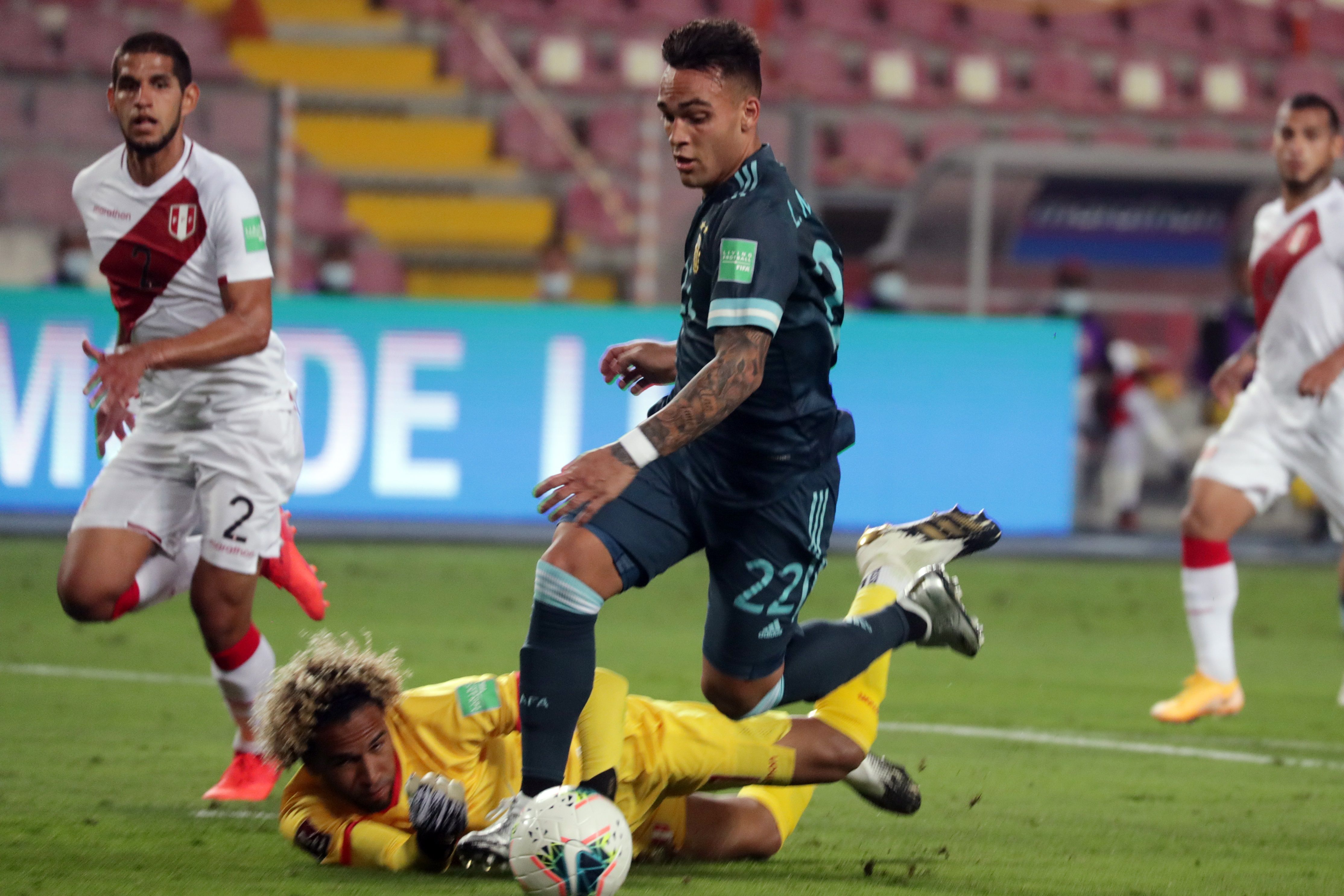 Lautaro Martínez de Argentina avanza para anotar su gol en el partido de las Eliminatorias Sudamericanas. Foto Prensa Libre: EFE.