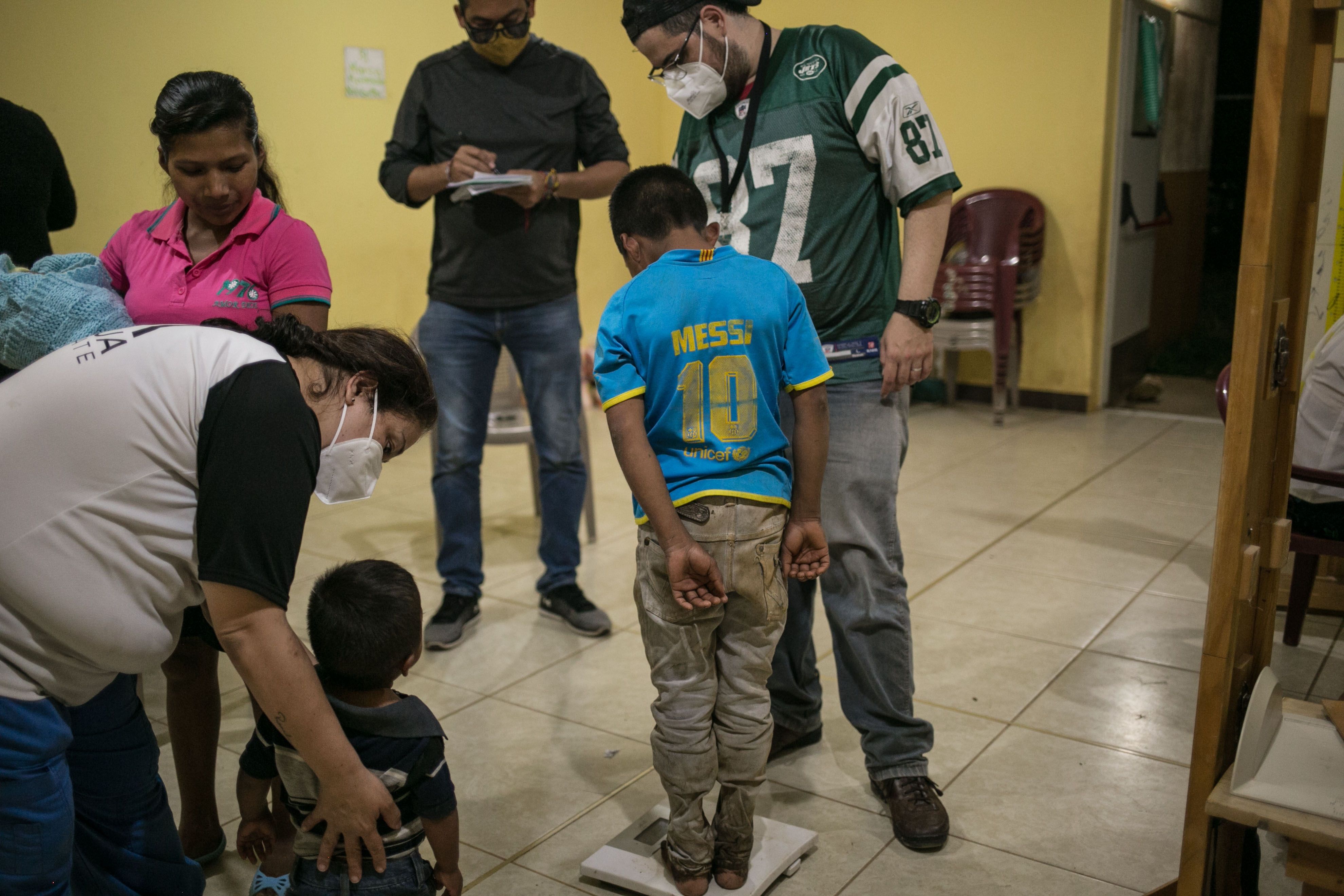 Un menor es examinado en una aldea de Jocotán, Chiquimula. Uno de cada 2 niños padece desnutrición crónica en Guatemala. El préstamo de US$100 millones ayudaría a reducir esa cifra. (Foto Prensa Libre: EFE)