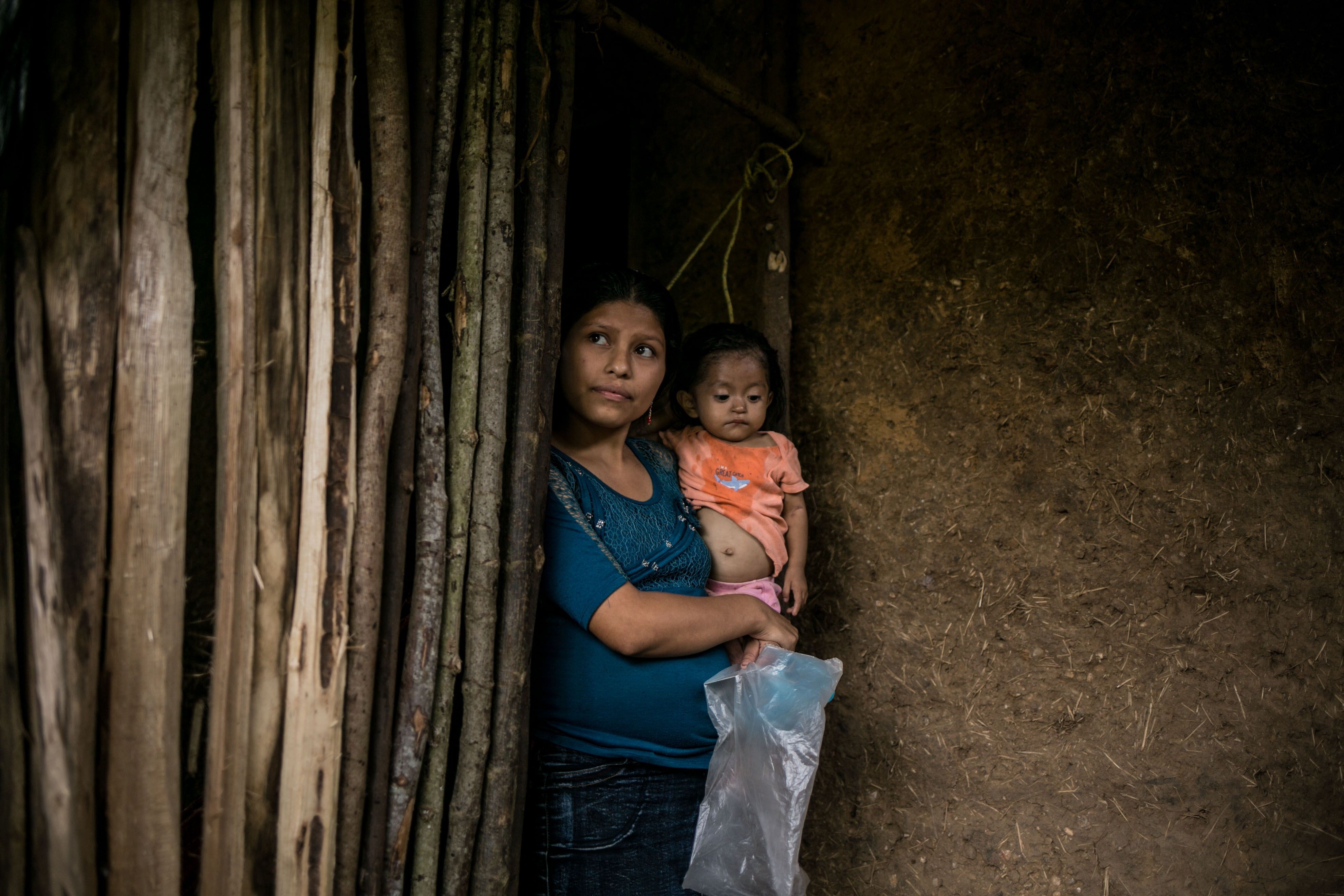 Una madre sostiene a su niña de 2 años, el 24 de octubre de 2020, en la Palmilla, Camotán, Chimquimula, ubicado en el corredor seco. (Foto Prensa Libre: EFE)