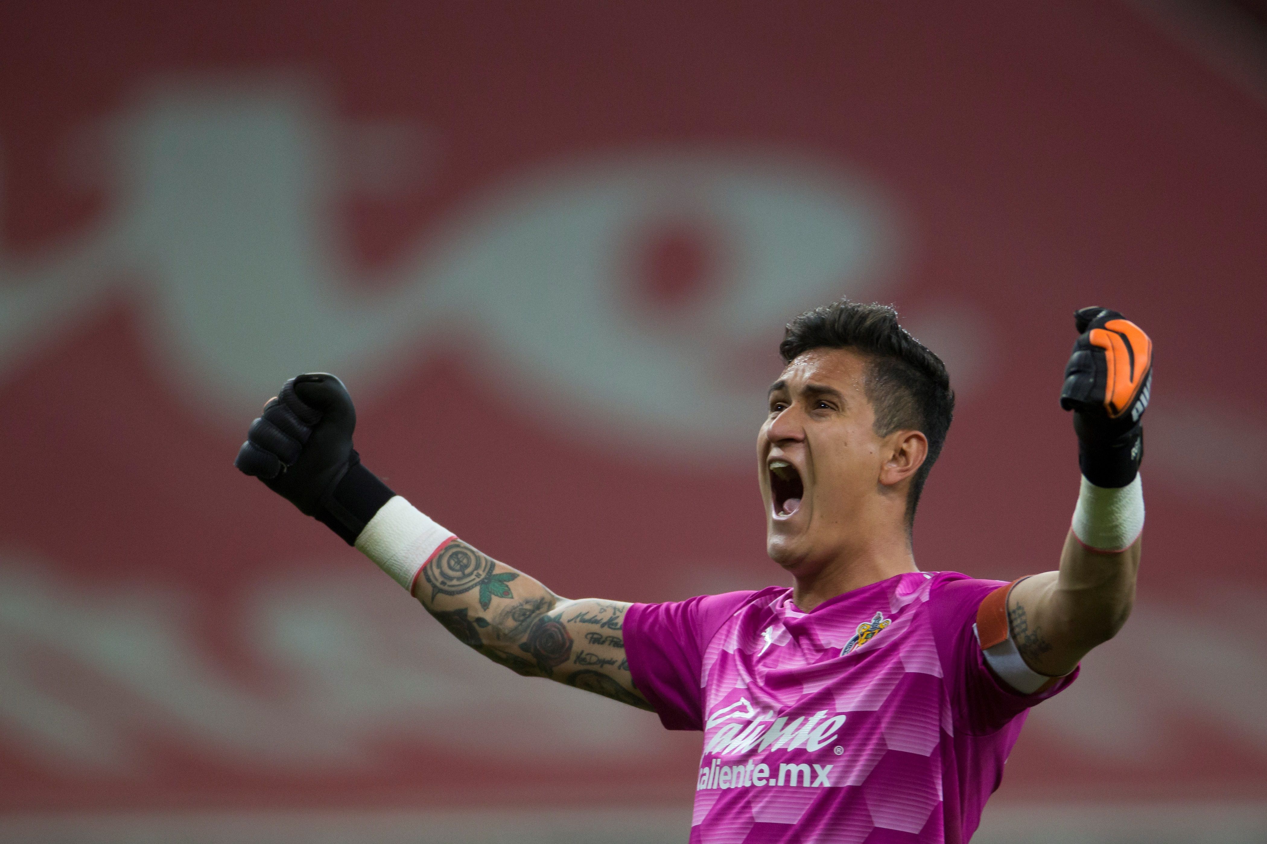 Raúl Gudiño guardameta de Chivas celebra la anotación de Cristian Calderón ante América en el partido de ida del clásico mexicano en la Liguilla. Foto Prensa Libre: EFE.