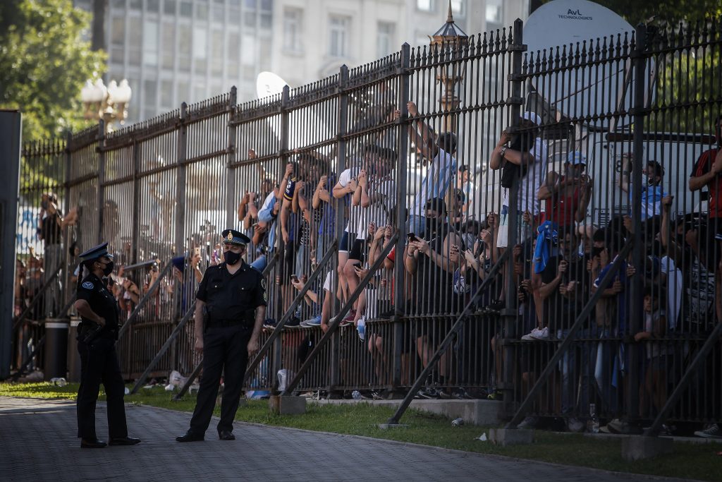 Para los fanáticos de Maradona, no fue suficiente el tiempo de despedida en la Casa Rosada. (Foto Prensa Libre: EFE)