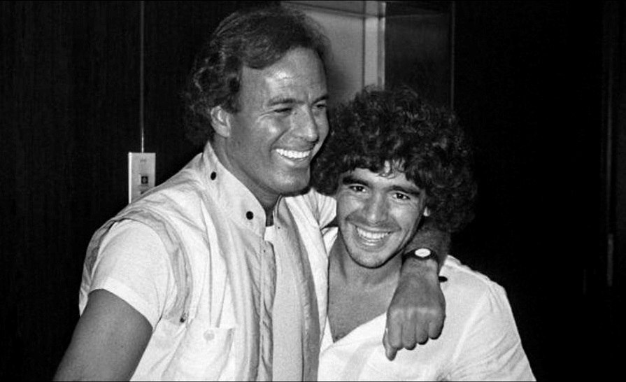 Emotiva despedida de Julio Iglesias a Maradona