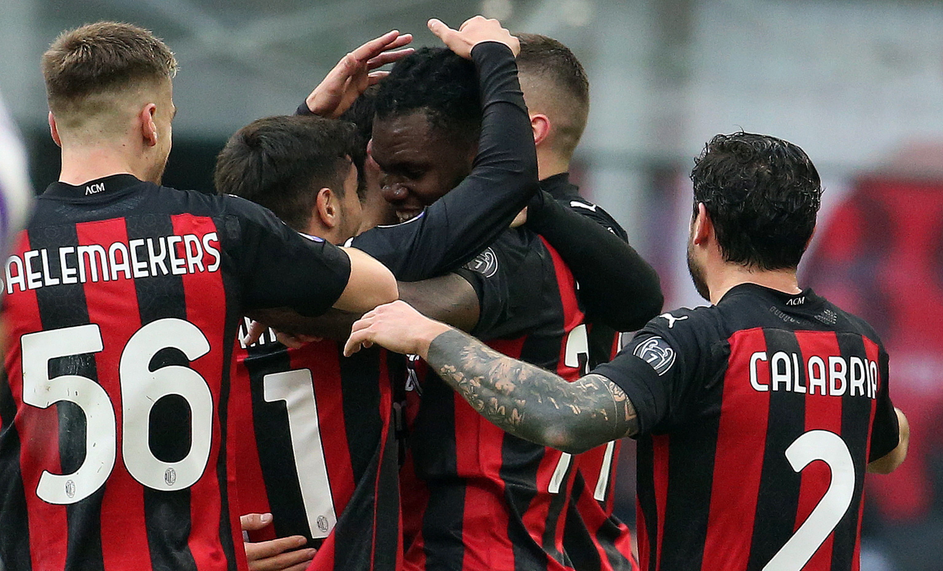 El AC Milan está solo en el liderato de la Serie A italiana tras derrotar al Atalanta. (Foto Prensa Libre: EFE)