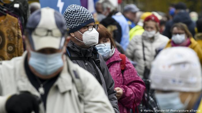 Un estudio indica 1,8% de los personas evaluadas que la llevaban se contagió, frente a 2,1% de los que no la usaban.	(Markku Ulander/AP Photo/picture alliance)