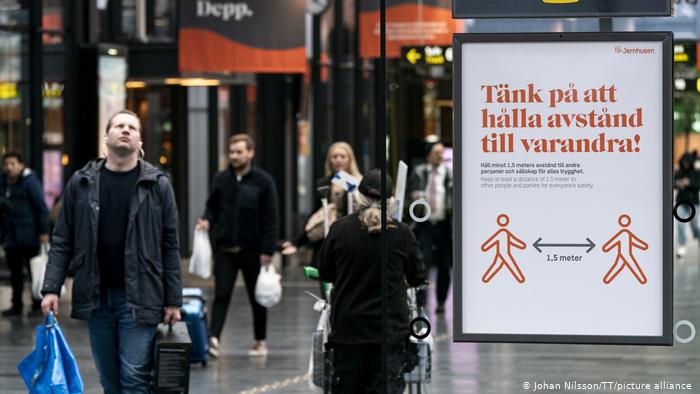 Sin mascarillas: así es la vida en Suecia. Eso se paga con una alta tasa de decesos. (Johan Nilsson/TT/picture alliance)