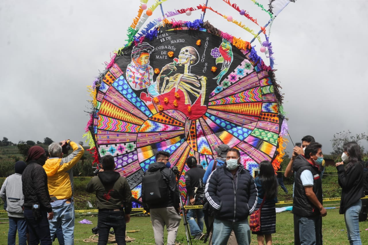 Los coloridos diseños caracterizan a los barriletes gigantes de Santiago Sacatepéquez. (Foto Prensa Libre: Érick Ávila)