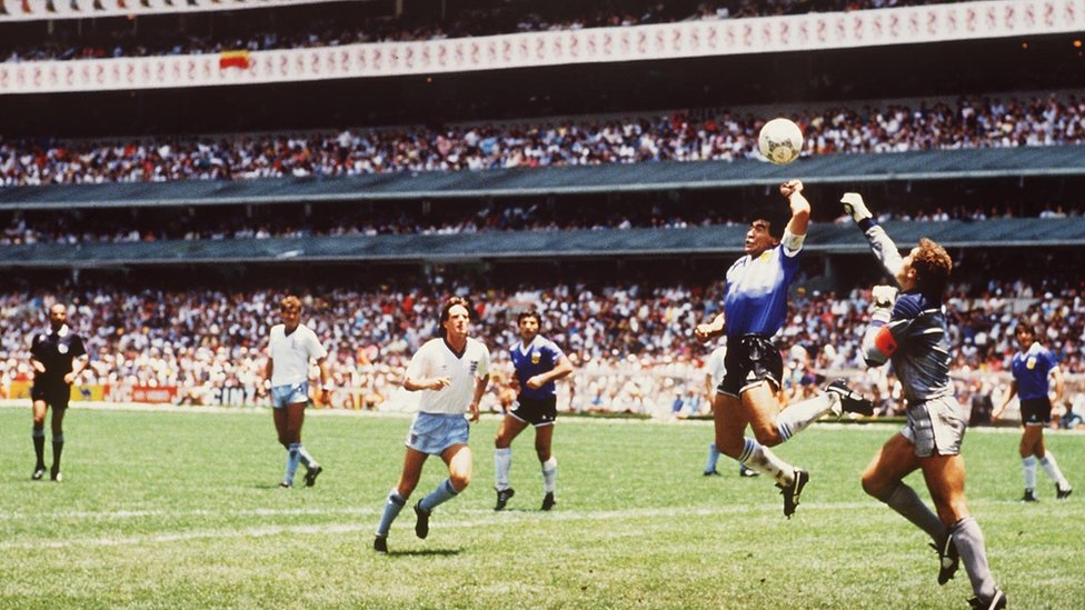La "intervención divina". Maradona dijo después del partido que había metido el gol "un poco con la cabeza y un poco con la mano de Dios". GETTY IMAGES