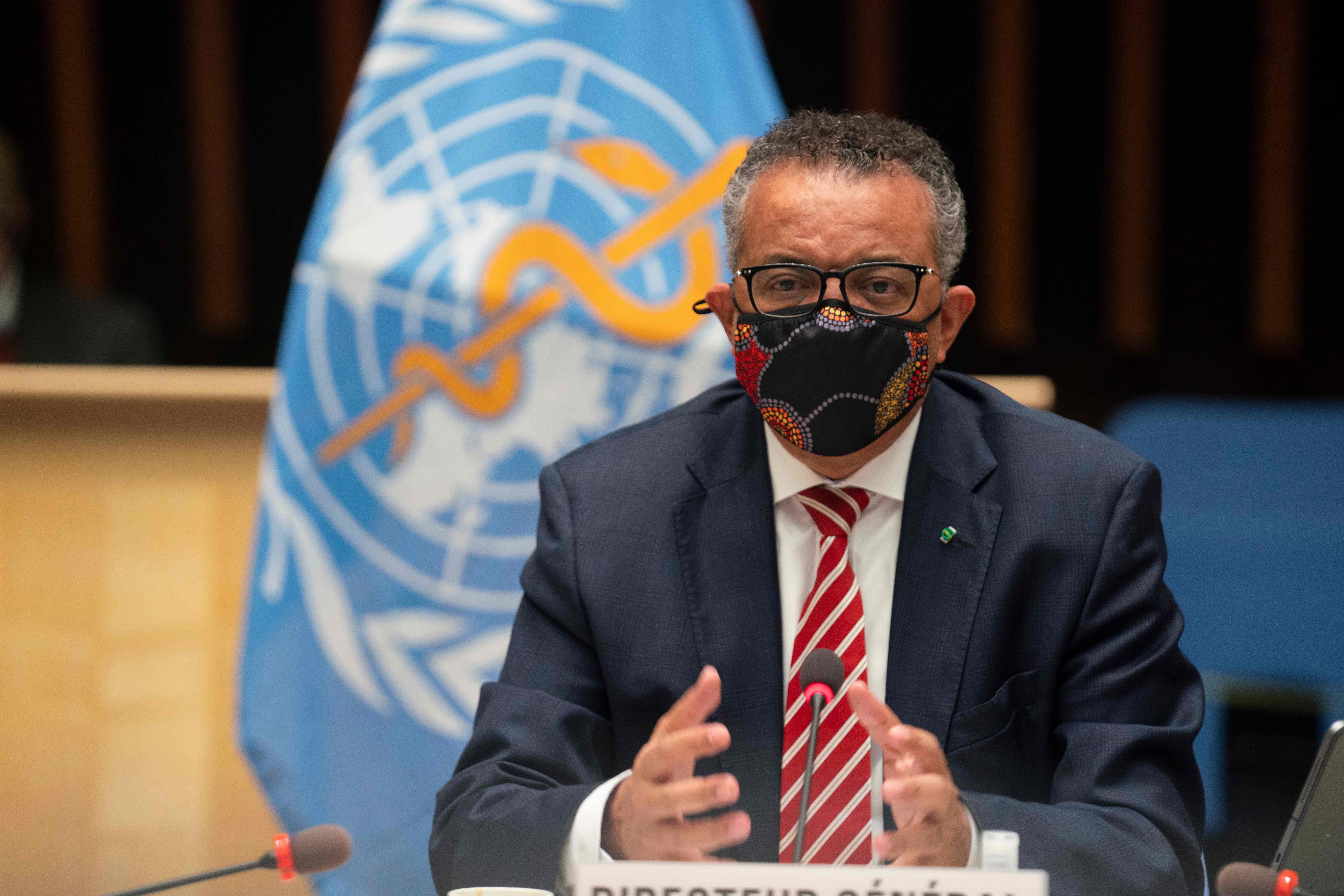 El director de la OMS continuara con sus funciones desde casa tras haber tenido contacto con una persona positiva. (Foto Prensa Libre: AFP)