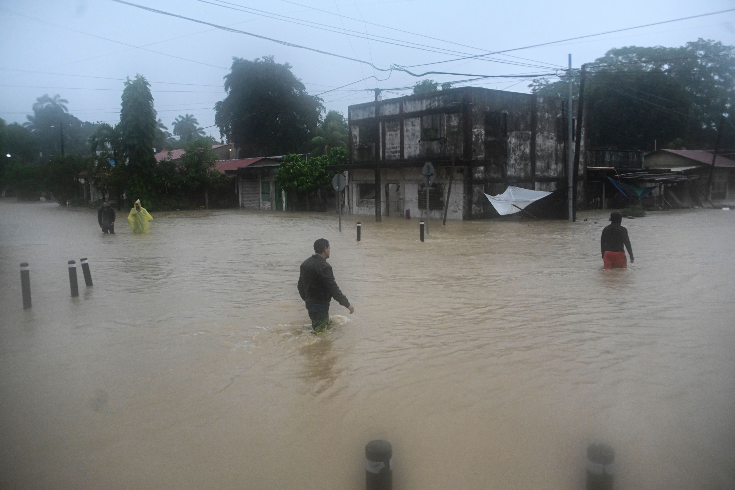 Daños causados por Eta a su paso por Puerto Barrios, Izabal. (Foto Prensa Libre: AFP)