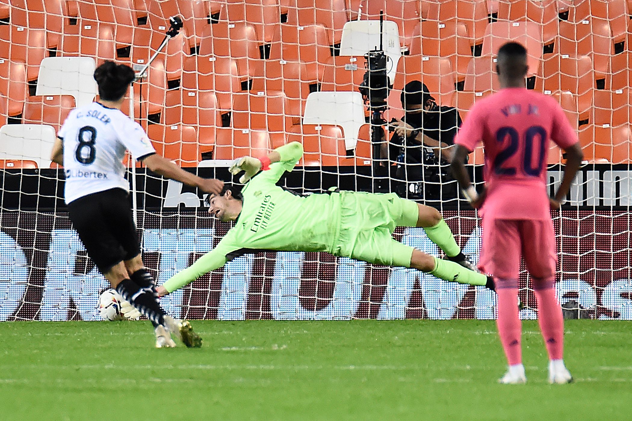 El Real Madrid cayó en un juego en el que sumó tres penales en contra y un autogol. (Foto Prensa Libre: AFP)