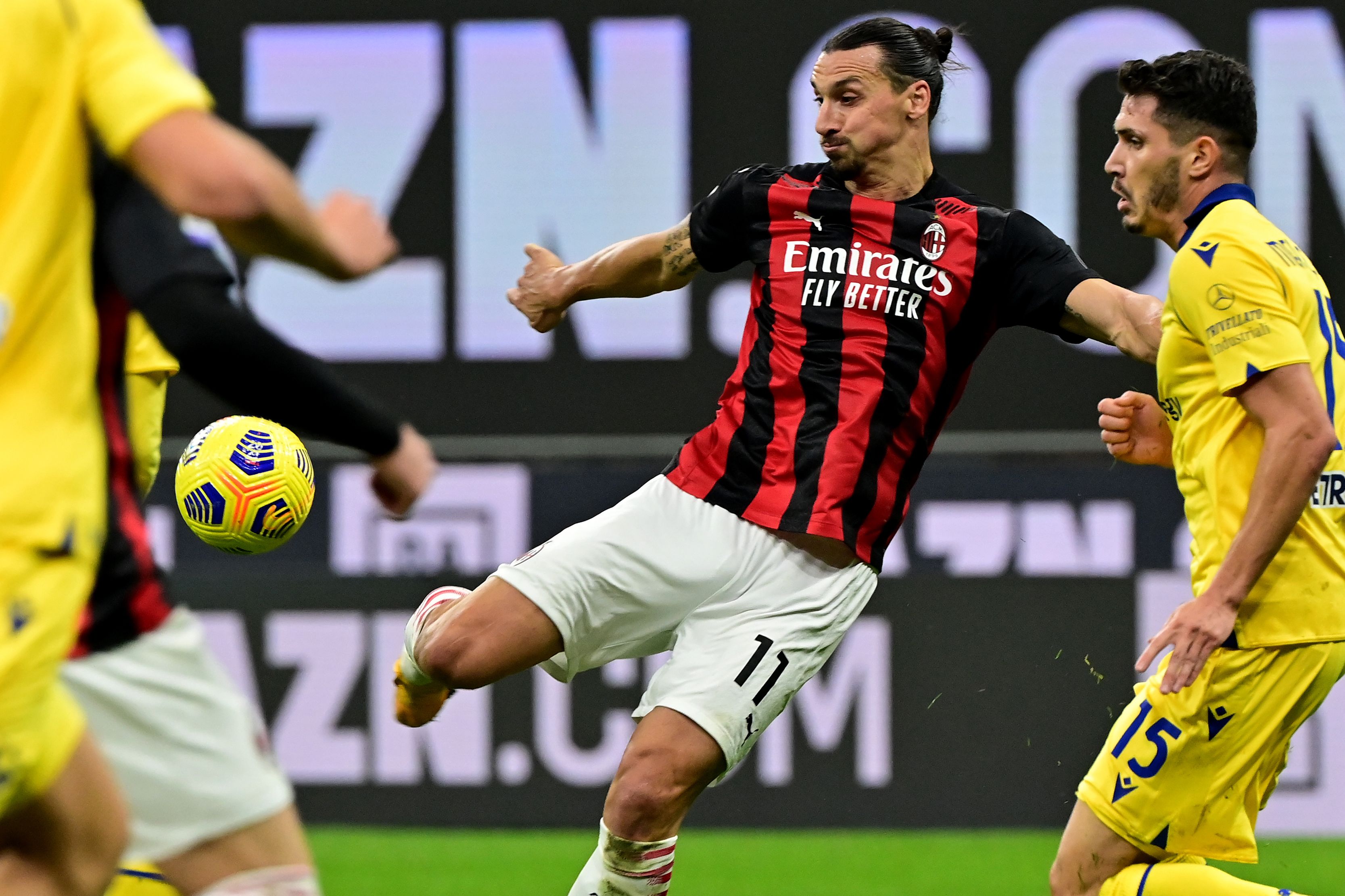 Zlatan Ibrahimovic erró un penal, pero también consiguió el empate para su equipo durante la prórroga del segundo tiempo. (Foto Prensa Libre: AFP)