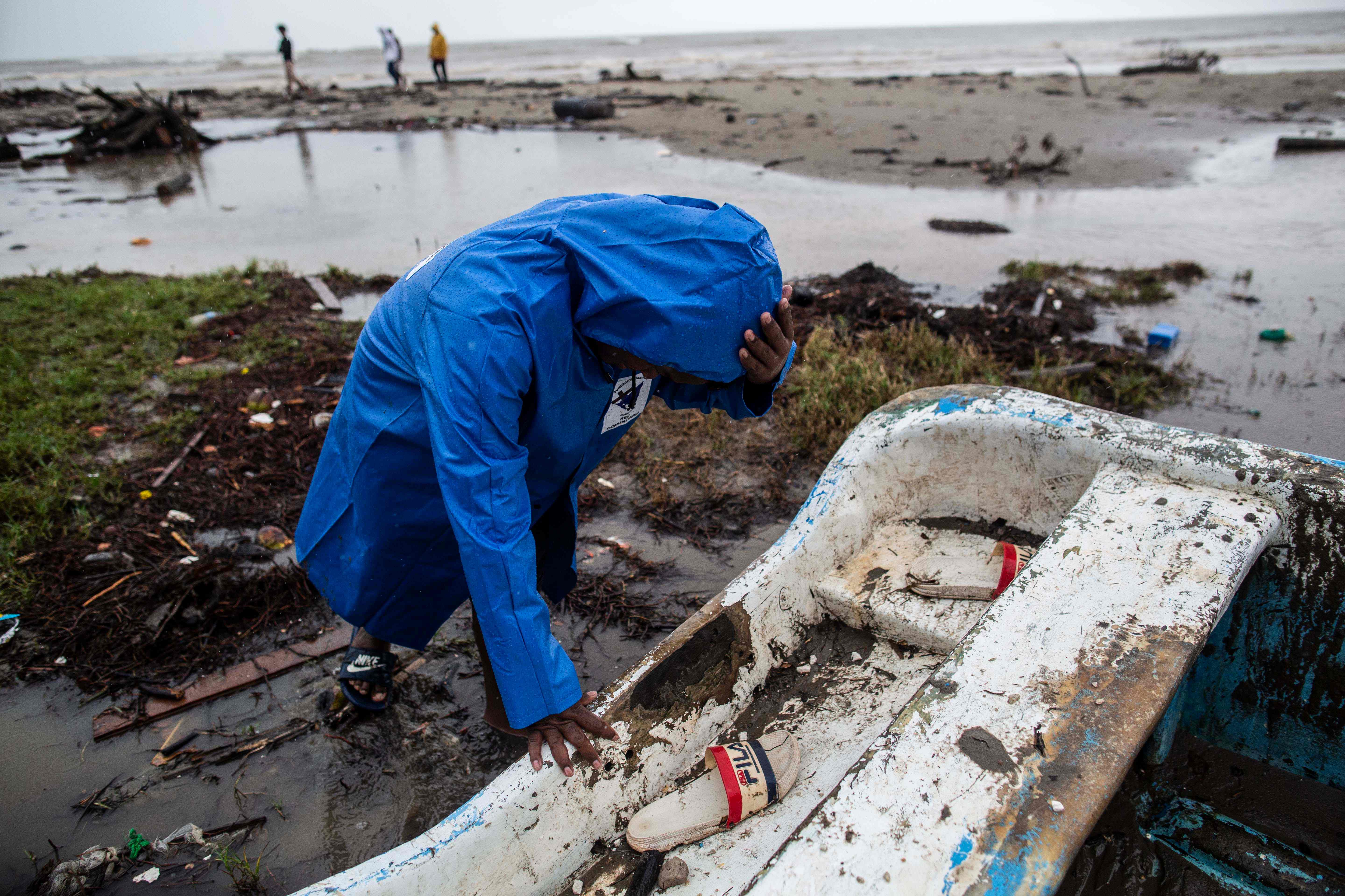 Un pescador llevar su bote hacia la playa en Bilwi, Nicaragua. (Foto: AFP)