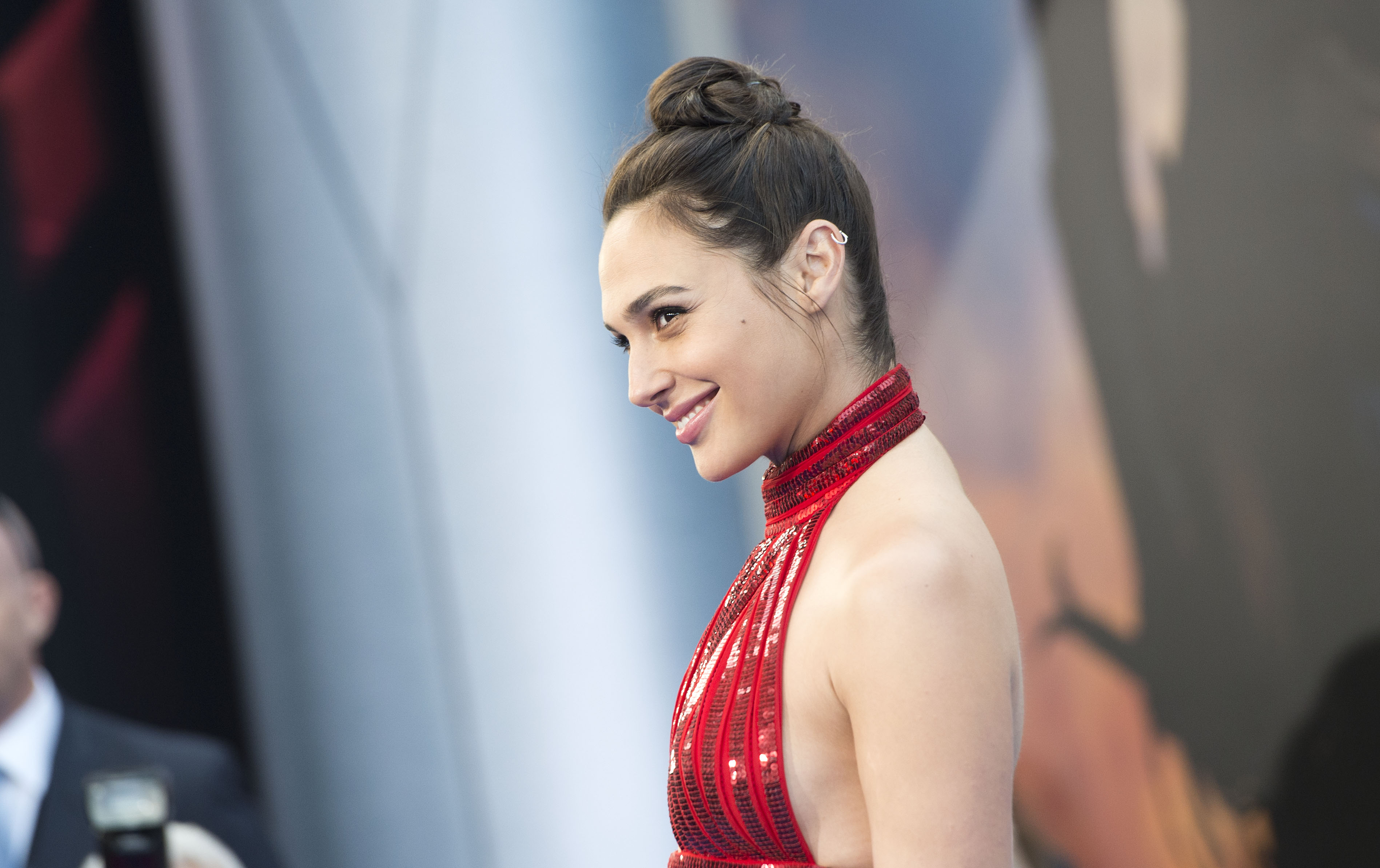 En esta foto de archivo tomada el 25 de mayo de 2017, la actriz Gal Gadot asiste al estreno mundial de "Wonder Woman" en el Pantages de Hollywood, California.  La muy retrasada secuela de superhéroes de Warner Bros. "Wonder Woman 1984" se estrenará en HBO Max y en los cines simultáneamente desde el día de Navidad en los Estados Unidos. (Foto Prensa Libre: AFP).