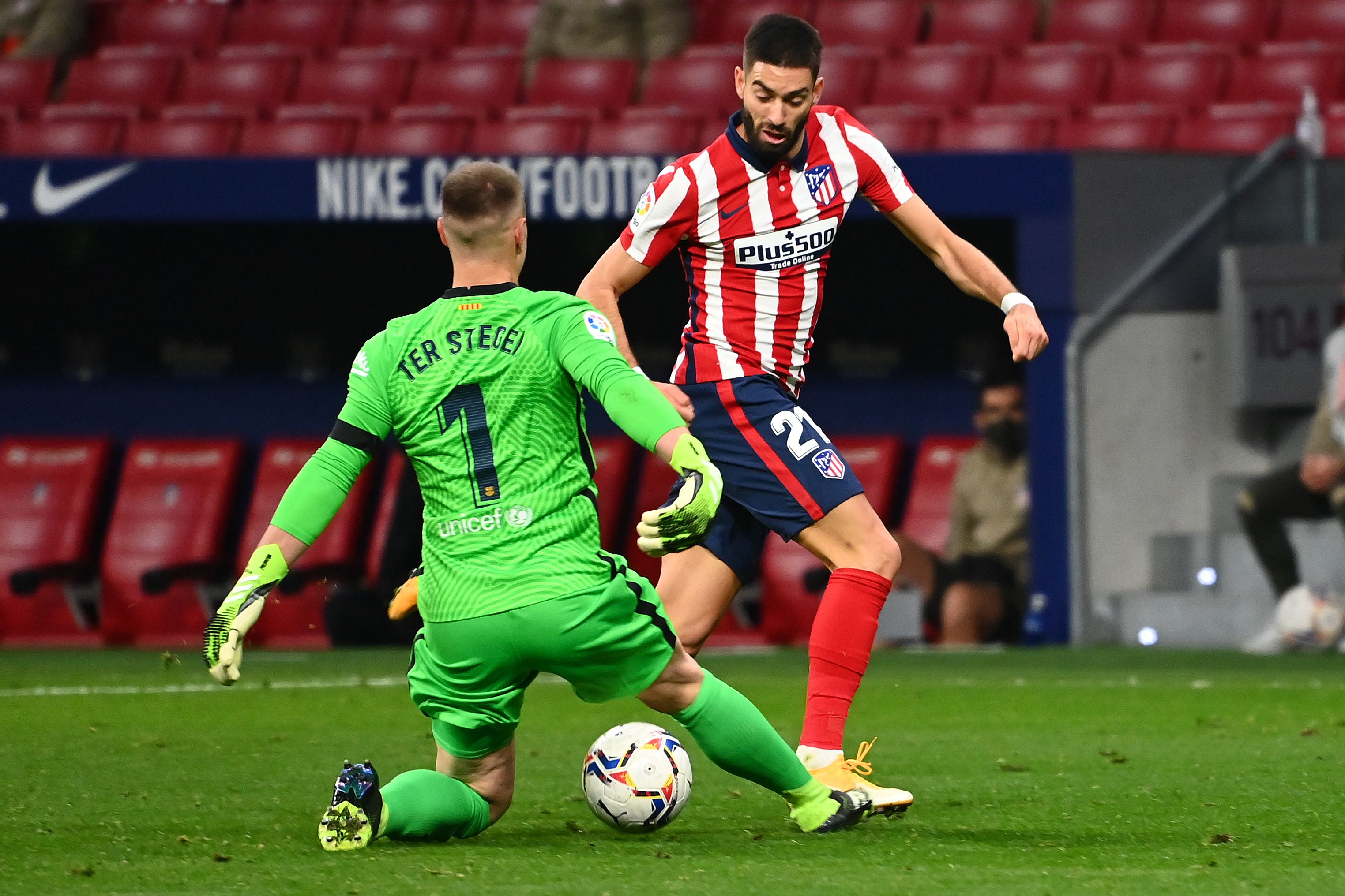 Momento exacto en el que Yannick Carrasco vence al meta Ter Stegen para anotar el único gol del juego entre el Atlético de Madrid y el Barcelona. (Foto Prensa Libre: AFP)