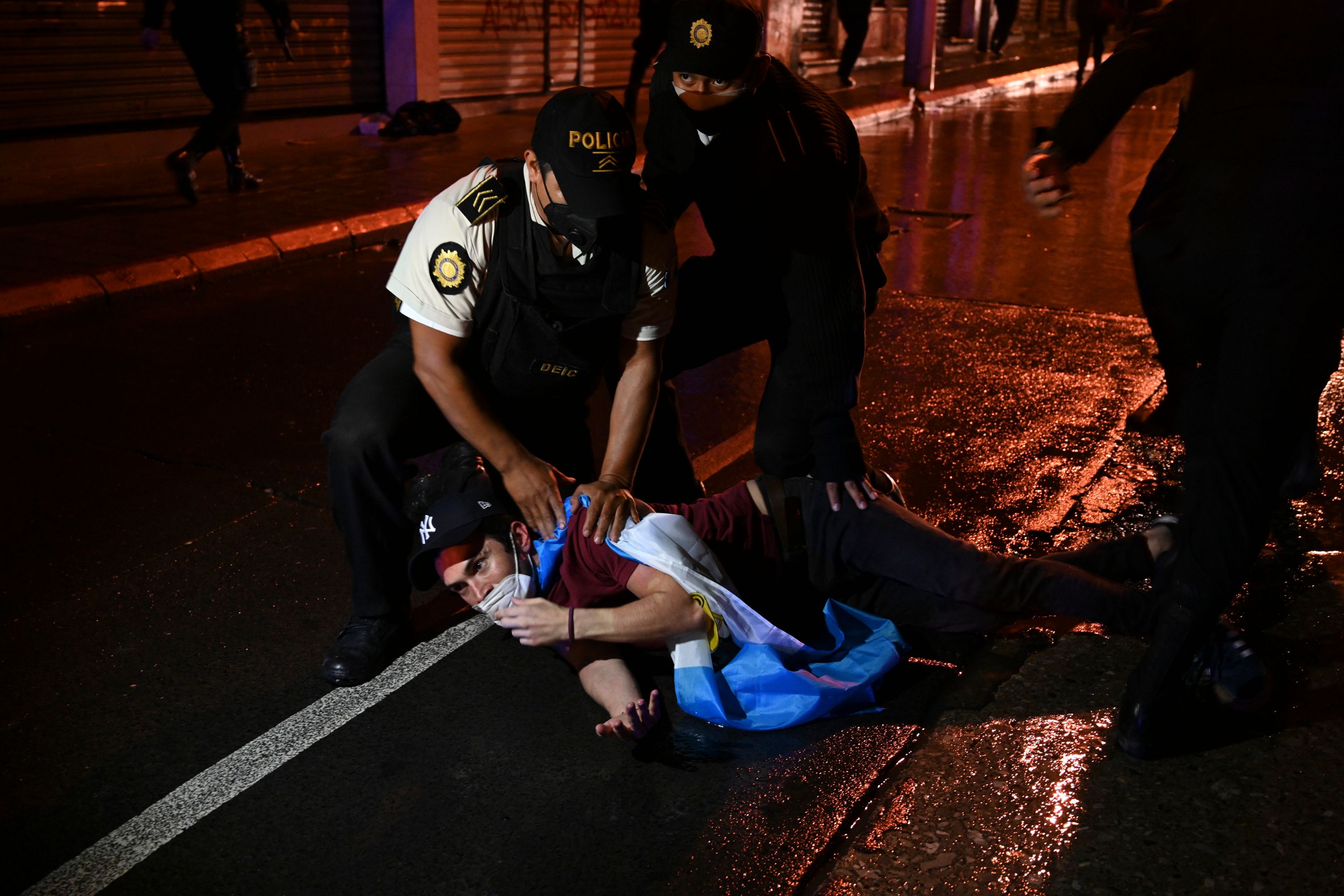 El 21N terminó con represión policial contra manifestantes y ahondó la crisis. (Foto Prensa Libre: Hemeroteca PL)