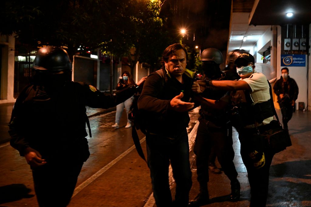 La policía arresta a un manifestante durante la jornada de protestas de ayer. (Foto Prensa Libre: AFP)